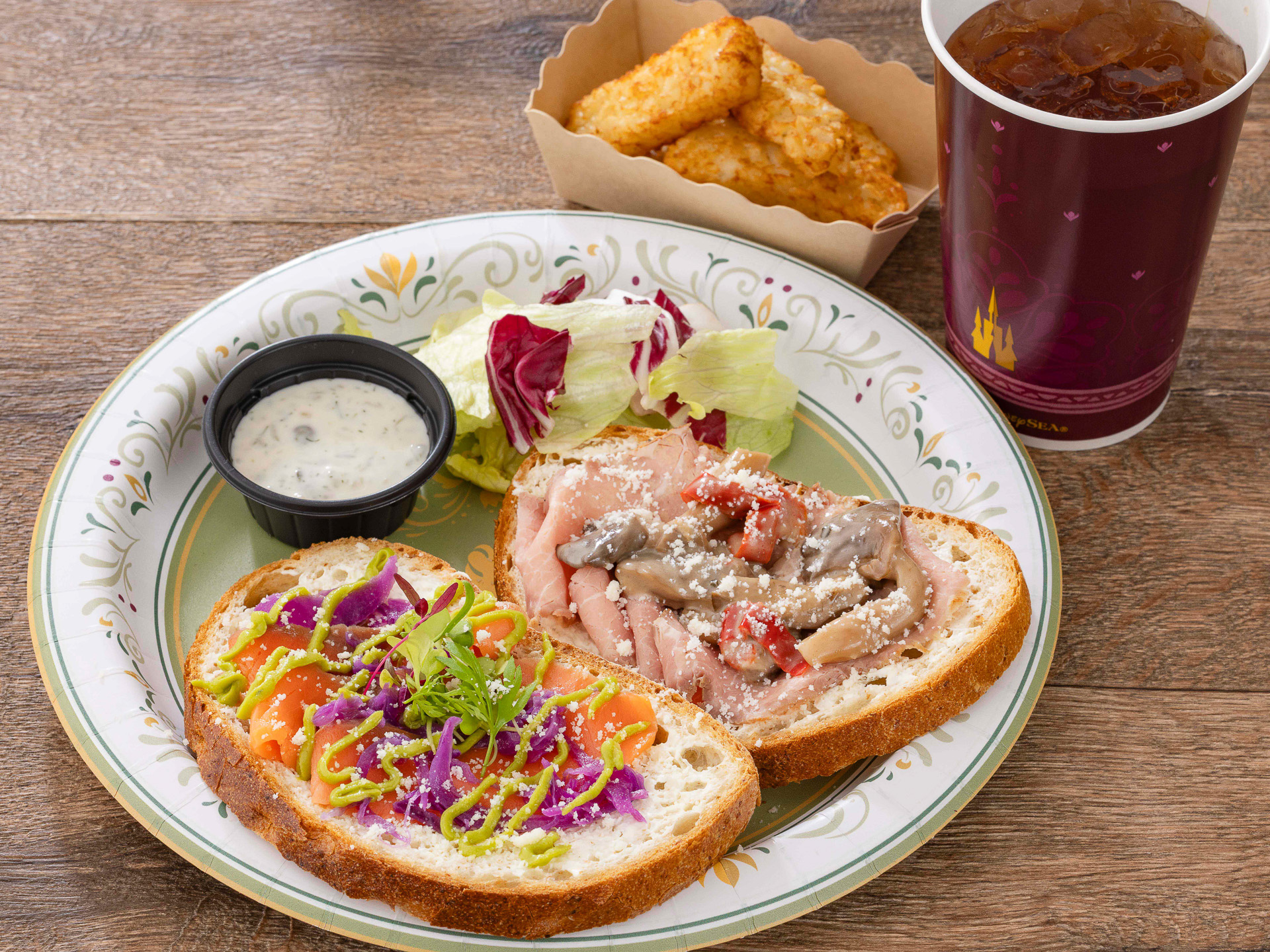 スモーブロー ローストビーフ、スモークサーモントラウト、レムラードソース（1680円）