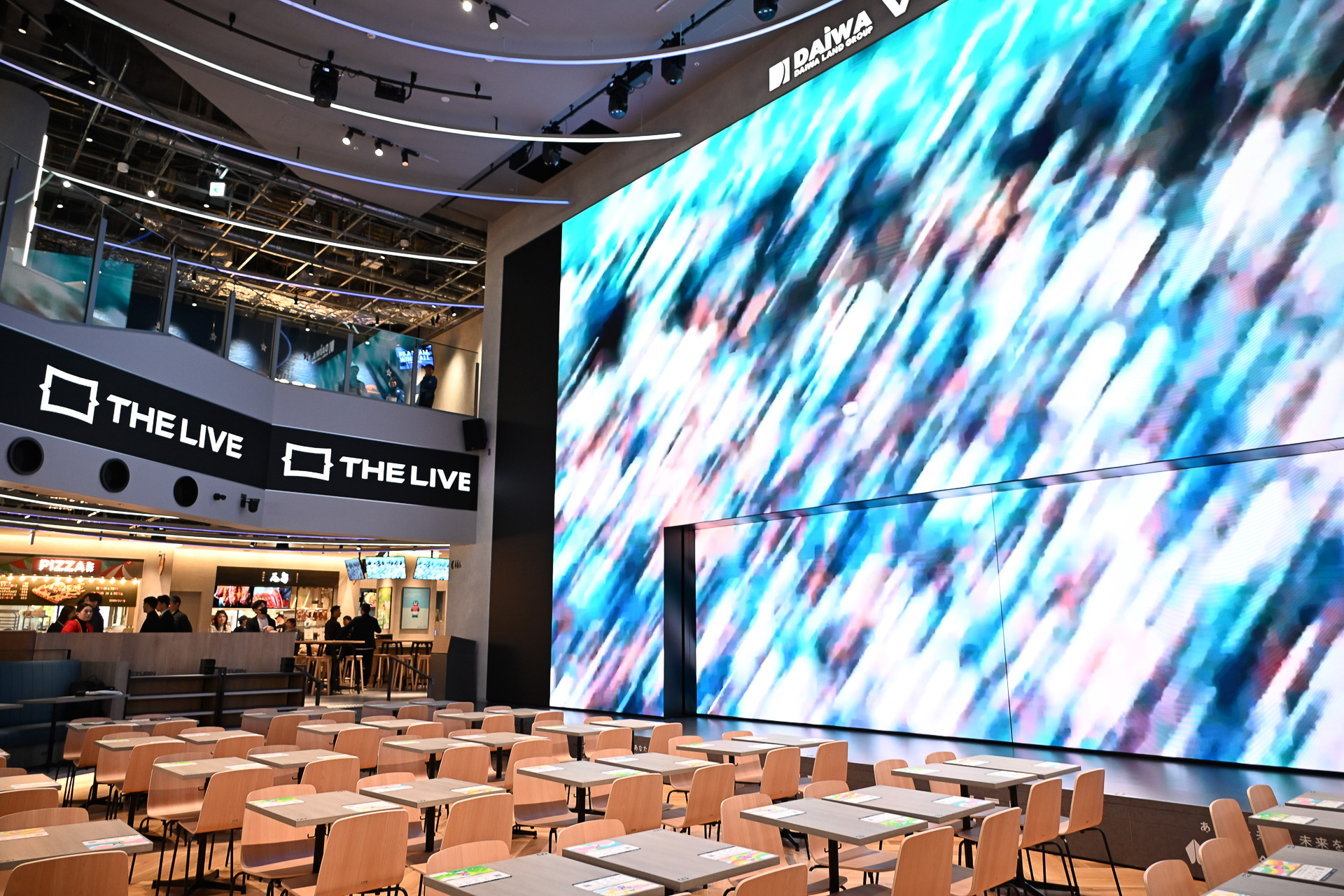 スポーツをもっと身近に！　大画面でスポーツの興奮が体験できる「THE LIVE」