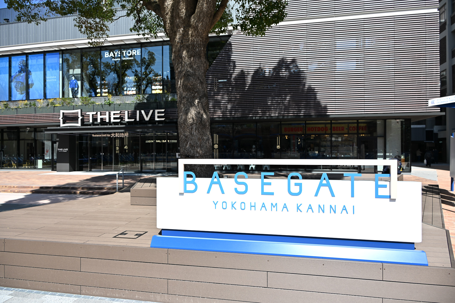 「THE LIVE Supported by 大和地所」は、街区の中でもJR関内駅正面にある