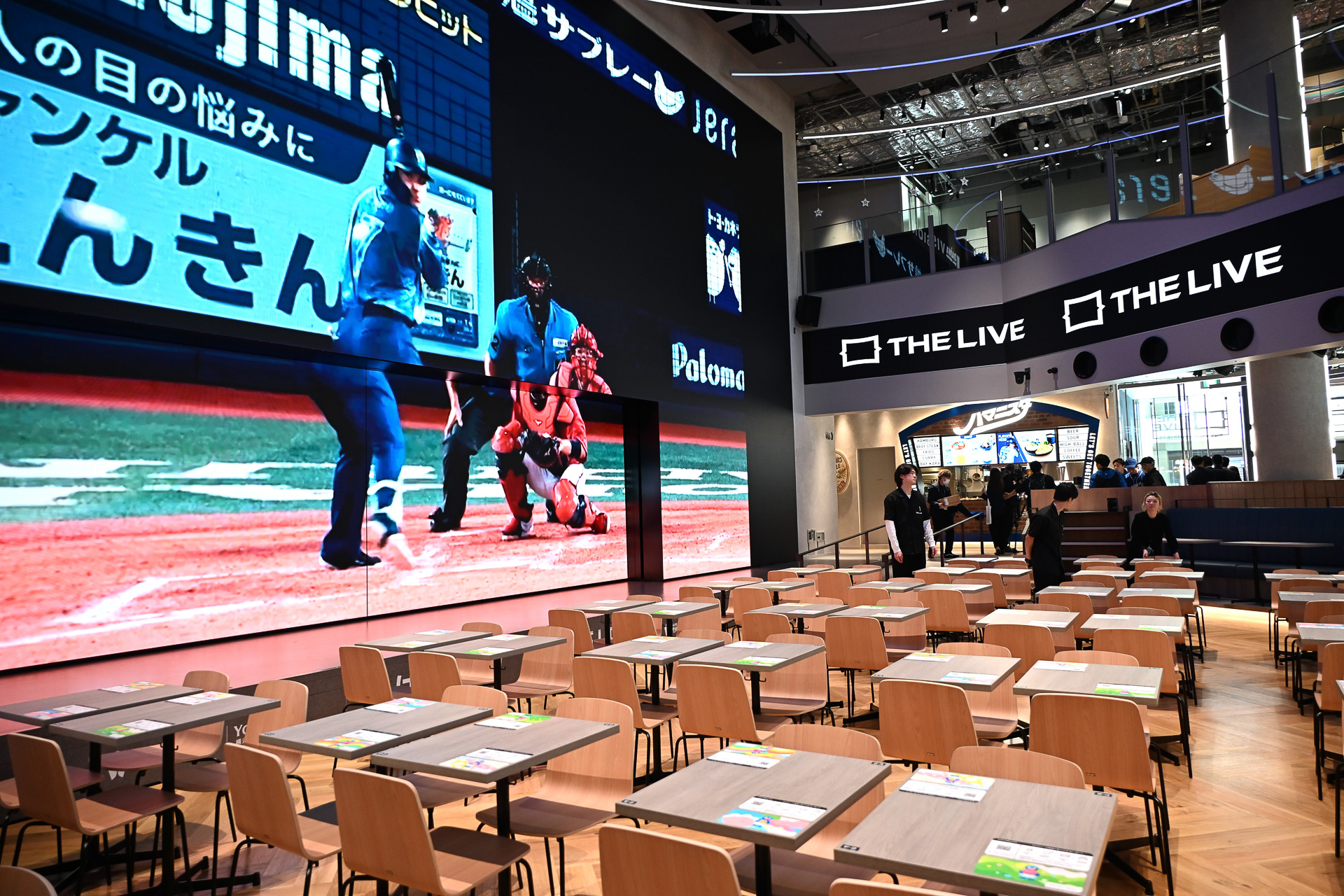 常設の巨大ビジョンは、18×8m（幅×高さ）。臨場感溢れるスポーツ観戦がライブビューイングアリーナだ