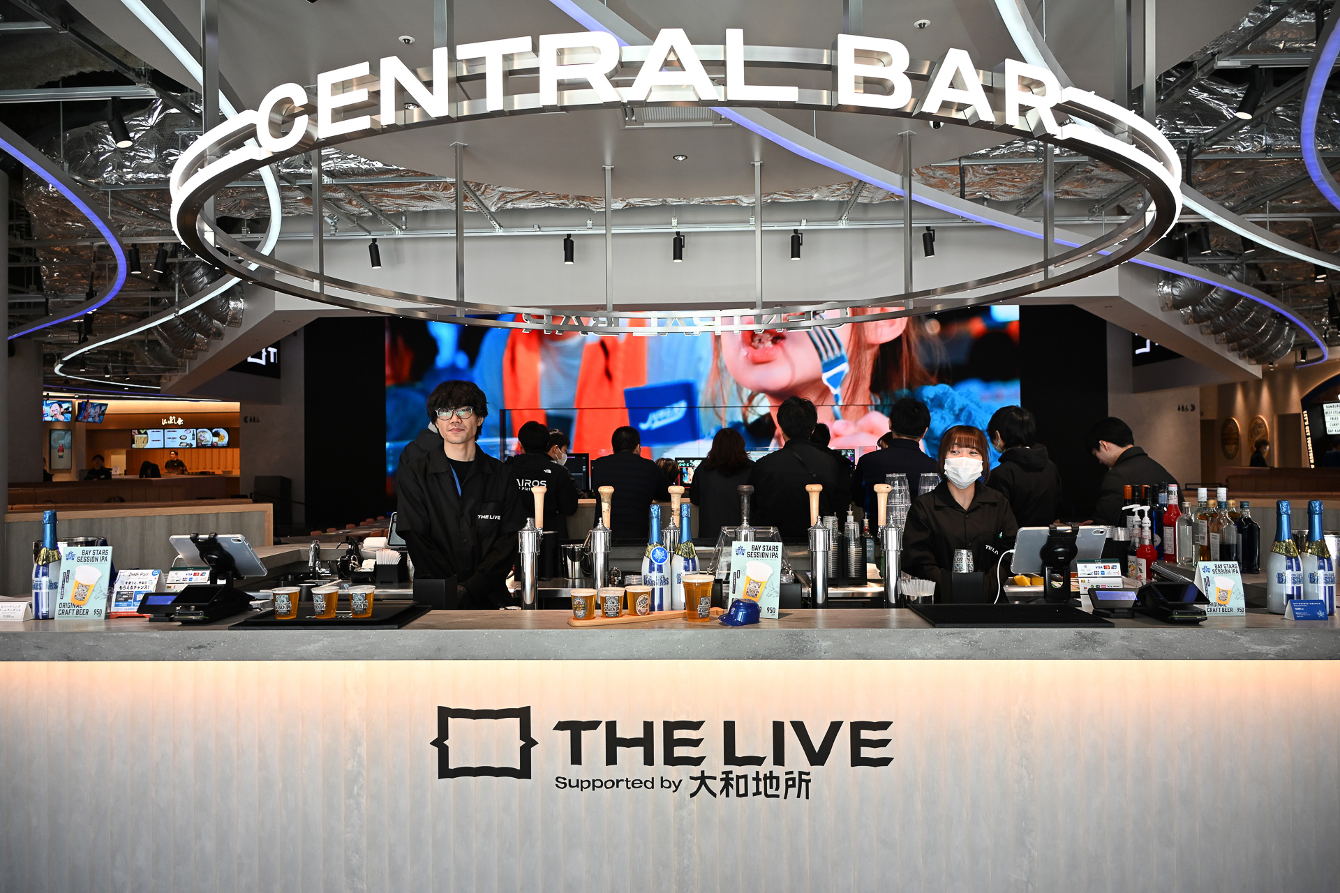 ドリンク専門のカウンター「CENTRAL BAR」。「ベイスターズ・ラガー」が味わえる