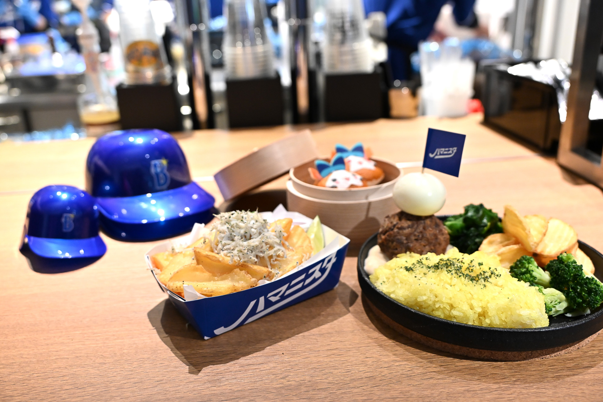 横浜DeNAベイスターズ直営の「ハマニスタ」。選手とのコラボメニューにマスコットツイーツなどを販売