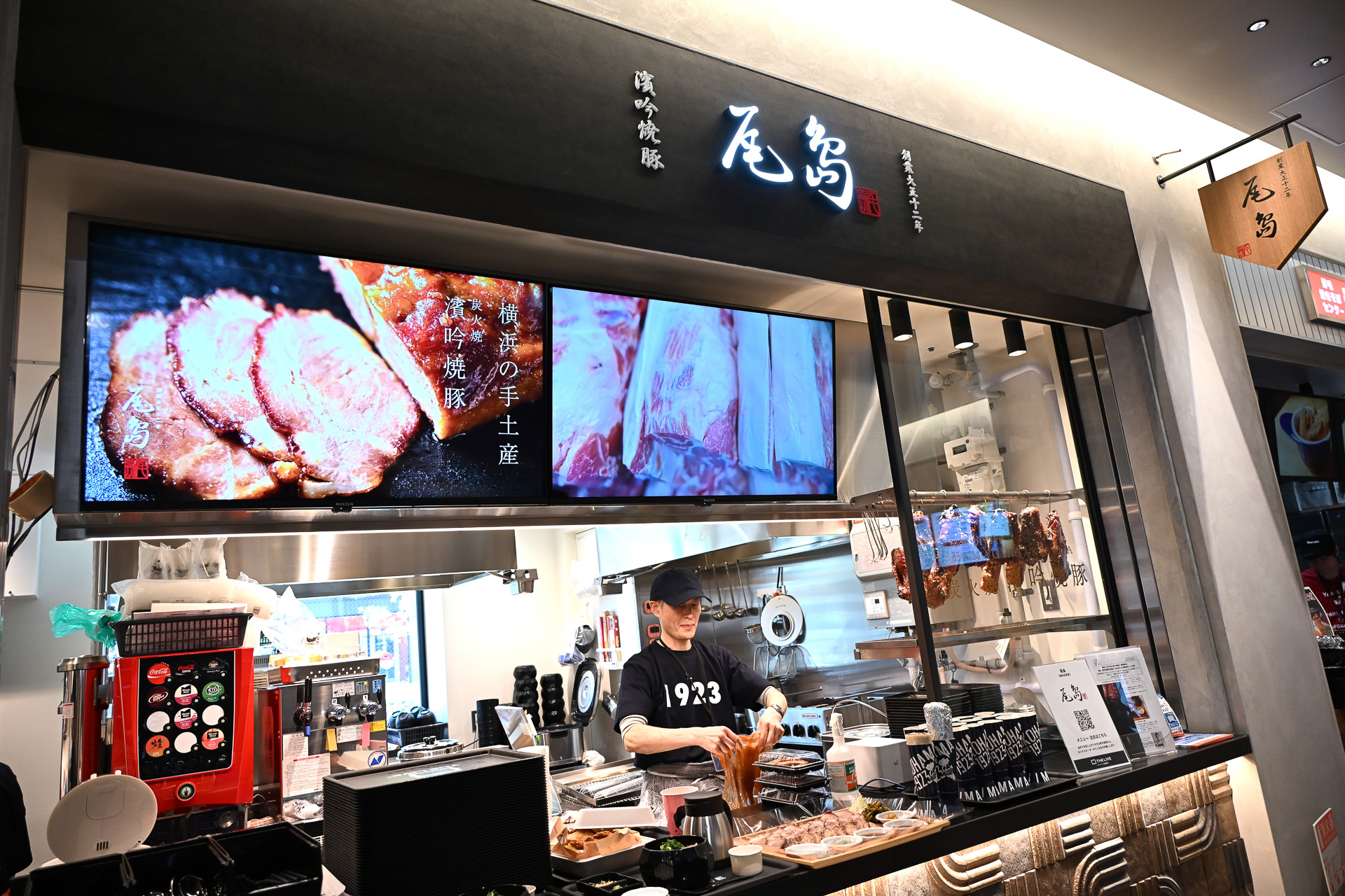 老舗精肉店の直営店「尾島」。「濱吟焼豚」が人気の品だ