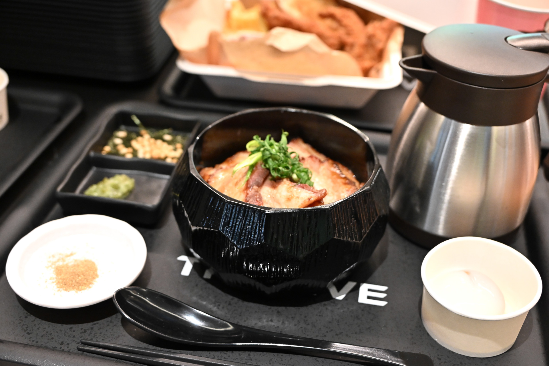 老舗精肉店の直営店「尾島」。「濱吟焼豚」が人気の品だ