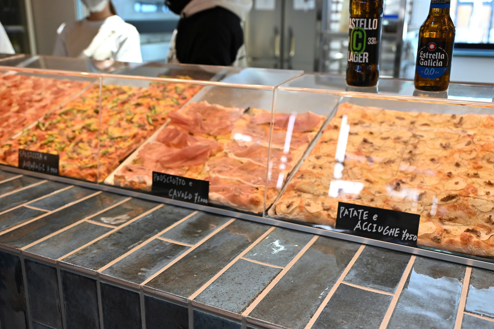 「PIZZA ザーザーザン」は華やかなトッピングのピザで観戦タイムを盛り上げる