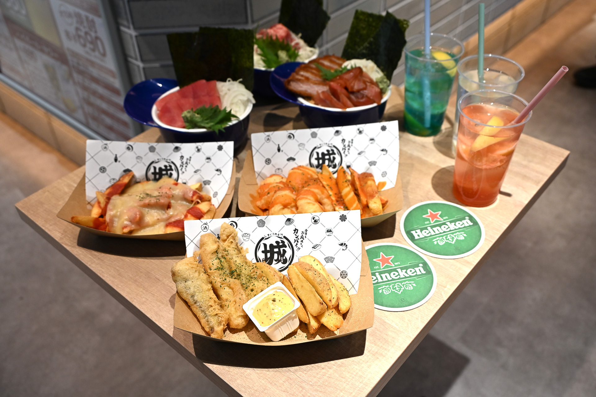 「まぐろ問屋 二代目マル城 キッチン」ではまぐろ丼やフィッシュ＆チップスなど販売