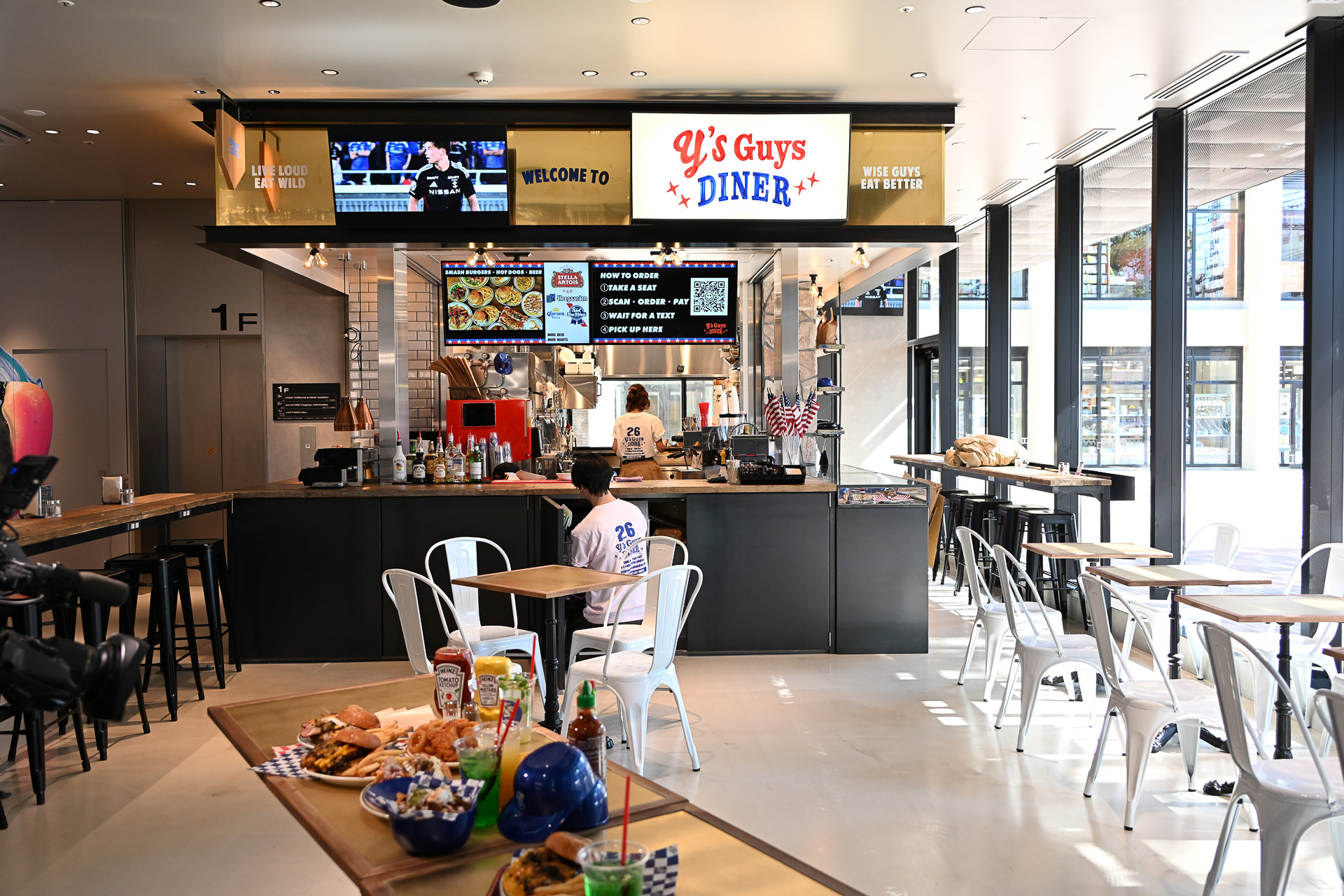 ハンバーガーショップ「Y's Guys DINER」では、ボリューム満点メニューが魅力