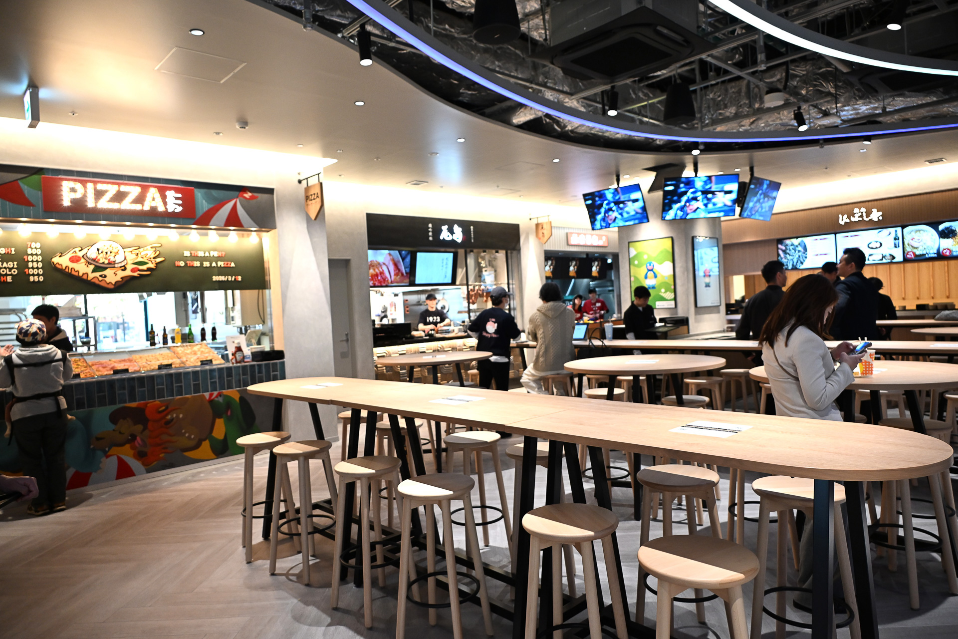 店舗の前にもテーブルと椅子があるのでこちらでも食事ができる