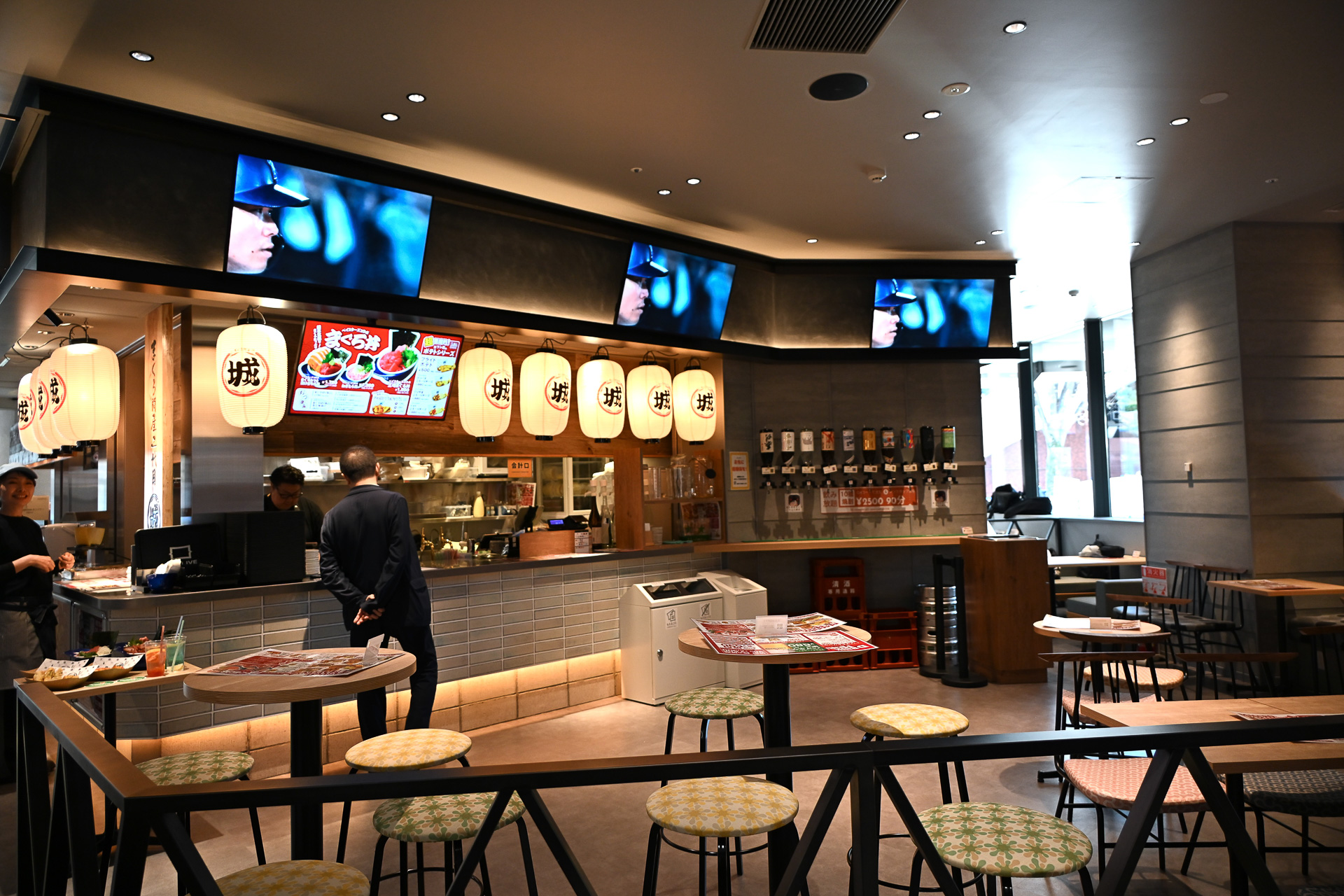 店舗の前にもテーブルと椅子があるのでこちらでも食事ができる