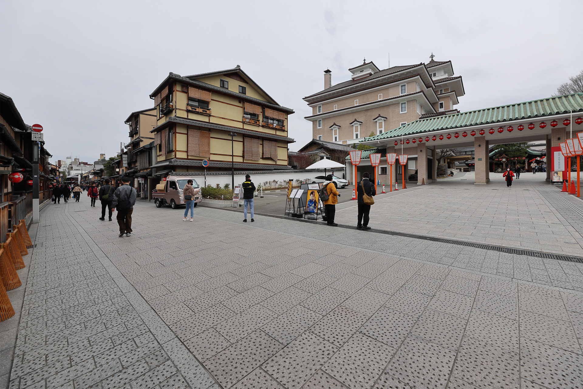 ホテルは祇園の中心部を貫く花見小路通の沿道に誕生。舞妓や芸姑の姿も見られる風情ある街並みは国内外の旅行者に人気だ