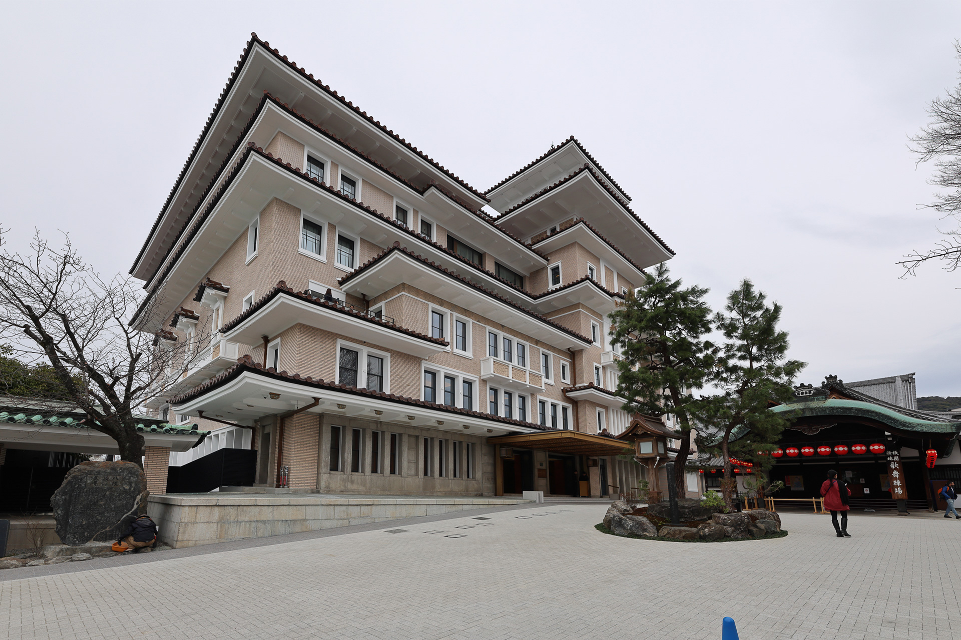 写真向かって左面（西面）の大半は弥栄会館時代のタイルがそのまま活かされ、正面（南面）の西側は生け捕りタイルと復刻タイルが共存している。右の建物は、芸妓や舞妓が歌や踊り、楽器を練習し発表する歌舞練場