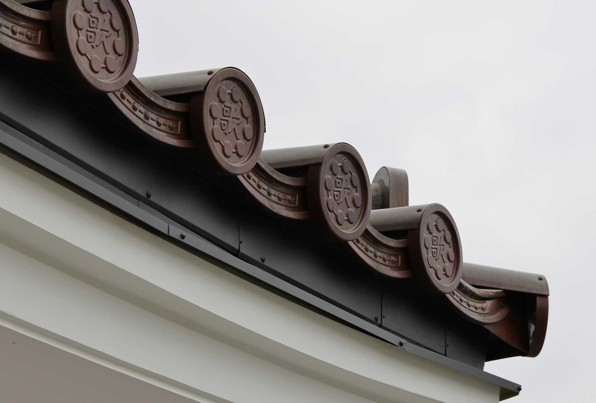 軒瓦は粘土瓦ではなく銅板で、弥栄会館時代のものを復元。現在は赤銅色だが、これから数年をかけて表面に酸化皮膜ができ、やがて緑青に変化していく