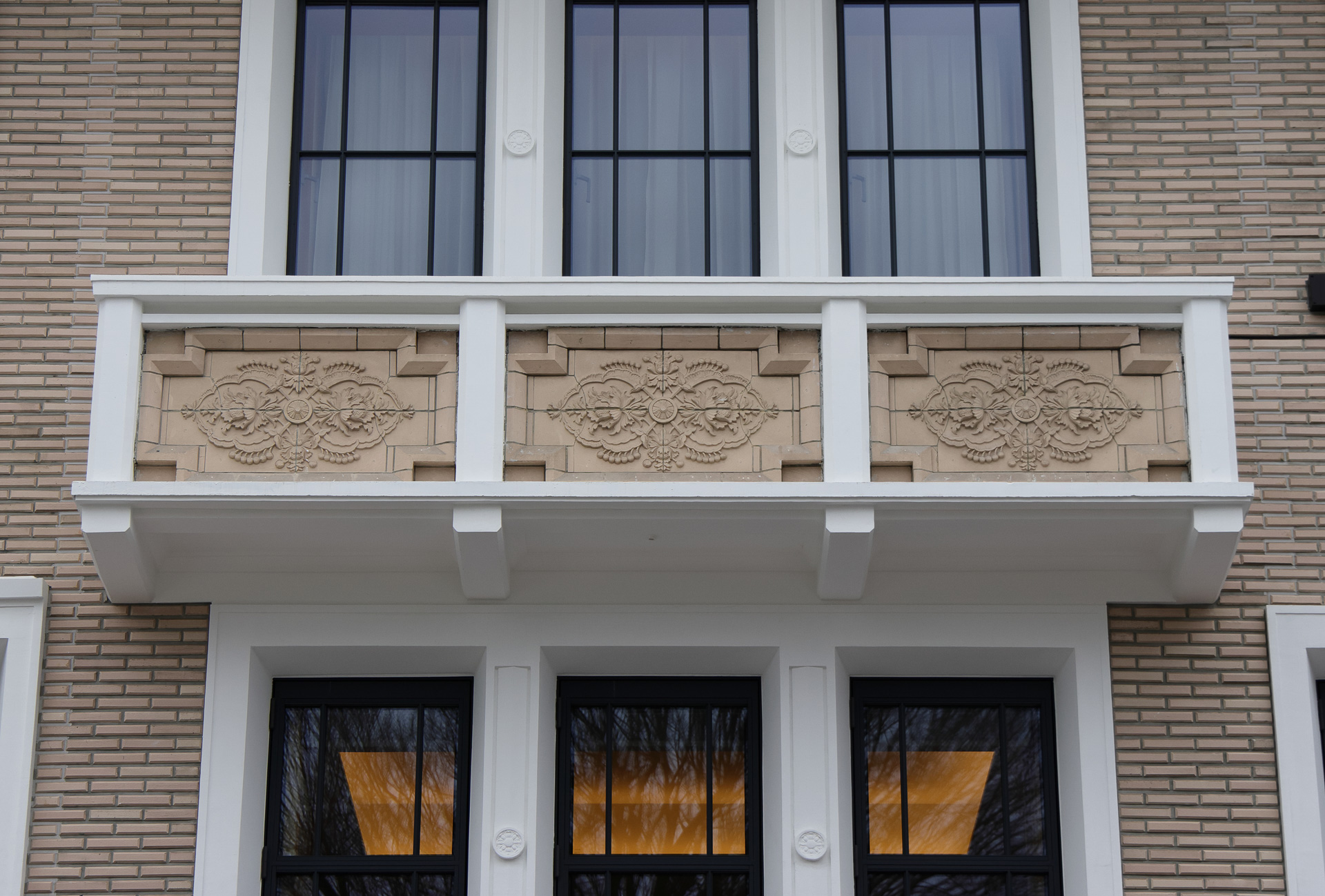 2階の庇の部分には弥栄会館の開館当時からテラコッタ（建物を装飾する陶器）が貼り付けられており、そのほとんどを再利用しているという