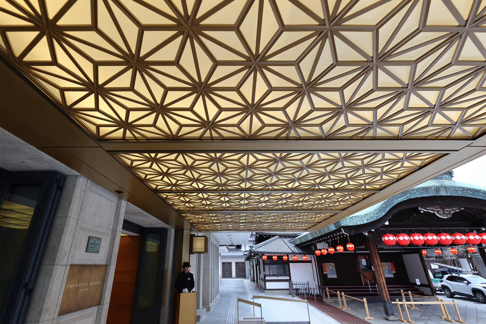 車寄せの天井部分の装飾は、弥栄会館時代にホールの緞帳の上にあった壁面のデザイン（麻の葉）をアレンジしたもの