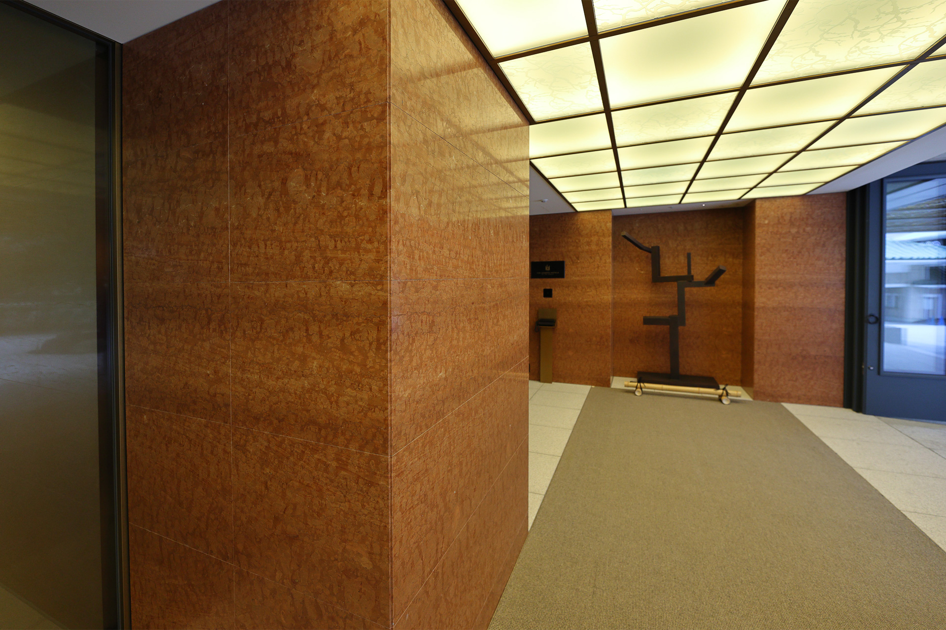 館内に入ってすぐの柱も弥栄会館時代のもの。イタリア北部で産出される赤色大理石、ロッソ・ブロッカテロ