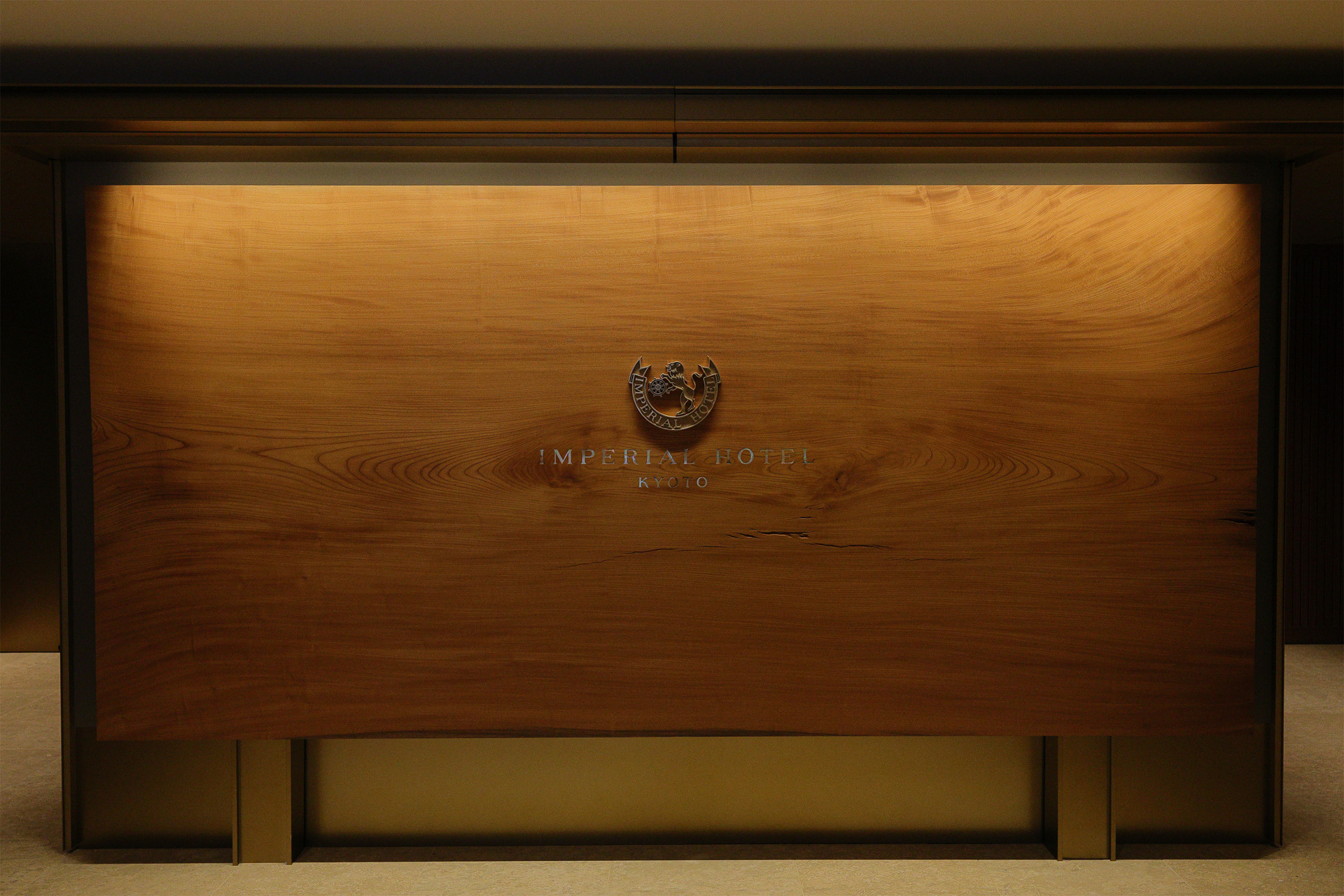 館内は落ち着いた暗さで統一されている。最初に客を出迎えるのは、大きな一枚板のロゴ看板。吉野の水分神社の修験道に自生していた樹齢1000年の欅を使用しているという