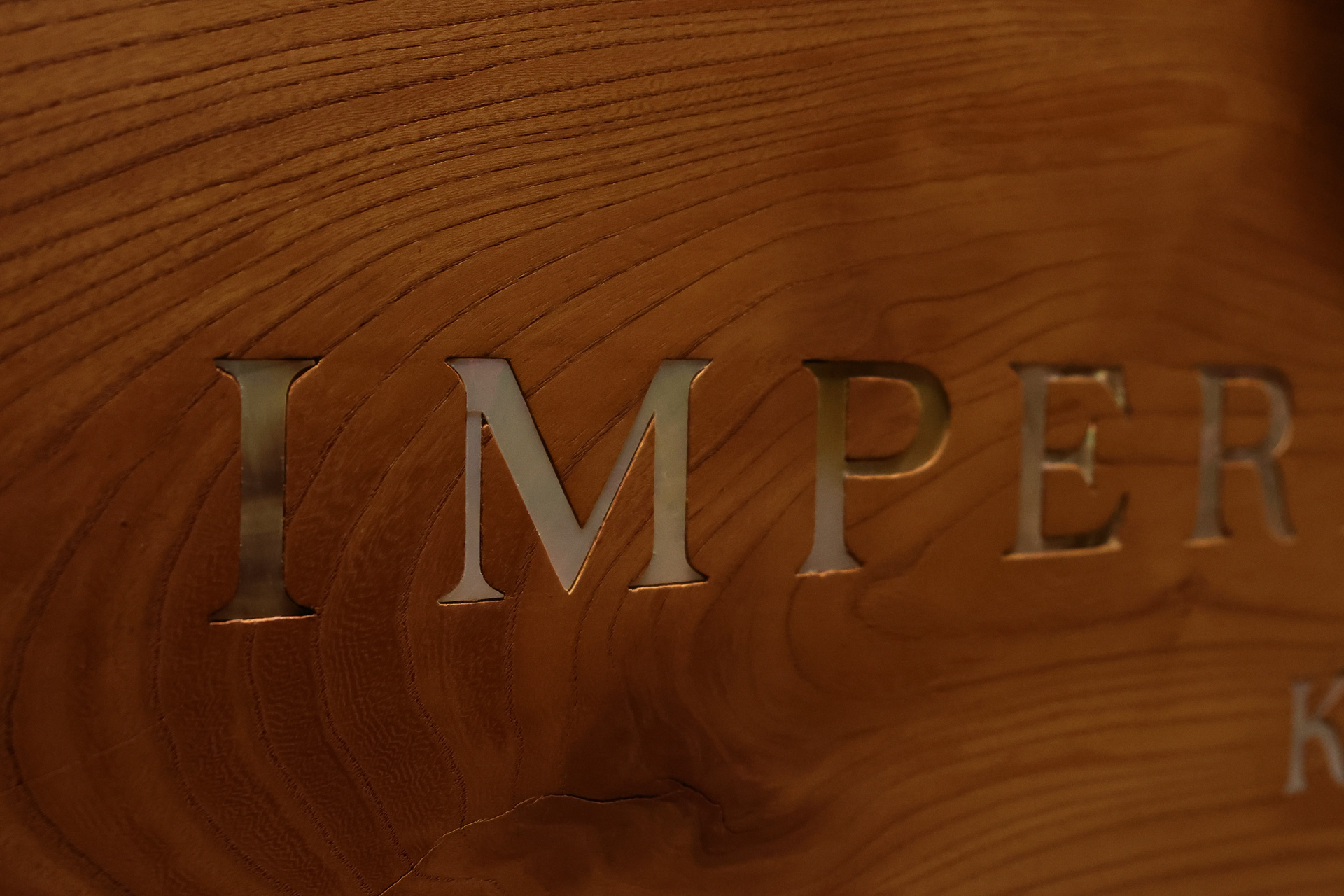 ロゴ看板のホテル名は螺鈿細工。多くの人が一瞥するだけの装飾や調度品にもこだわりが詰まっている