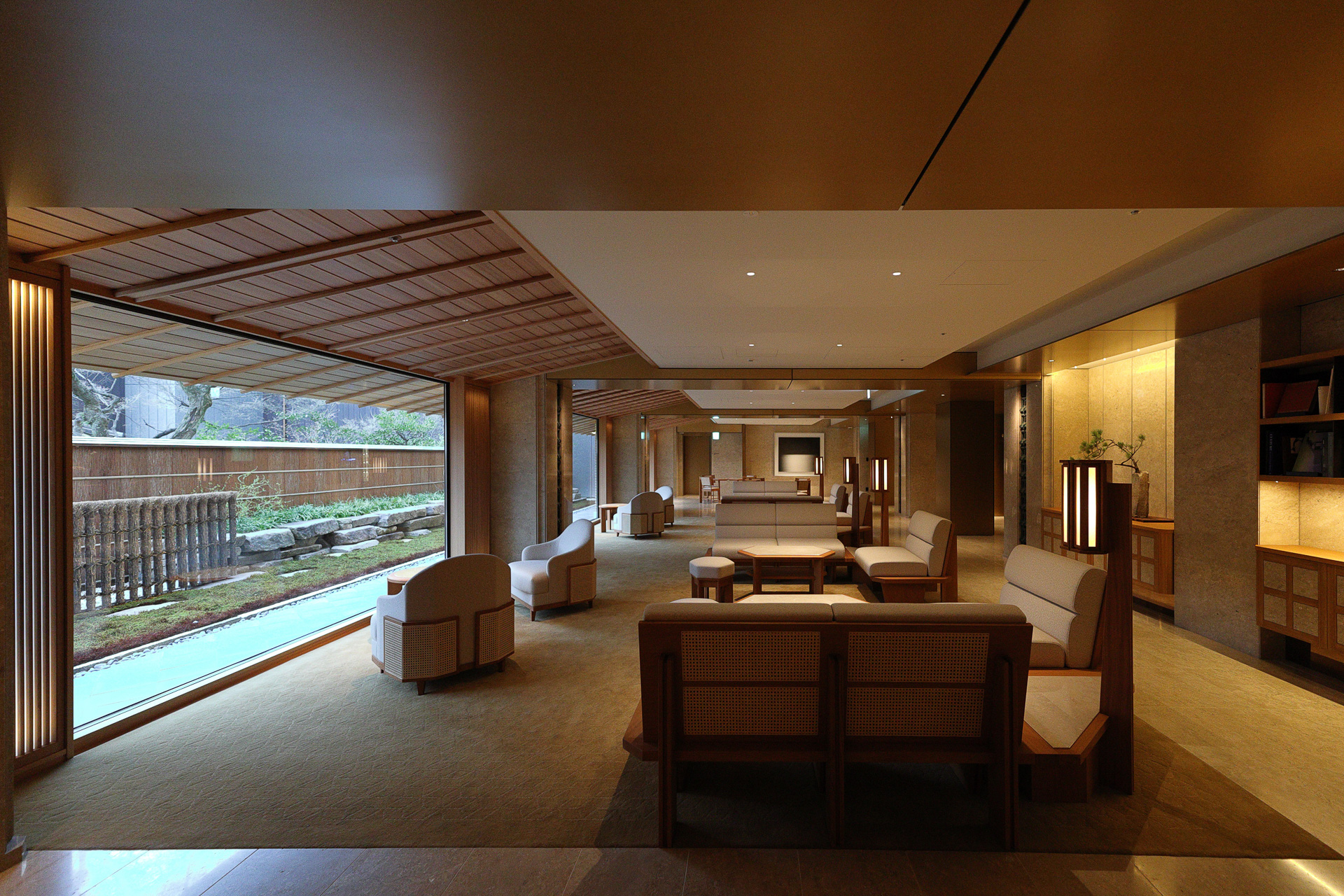 水平方向に広がって見える作りとしたというラウンジ。ソファの配置などにも余裕がありリラックスできそうだ