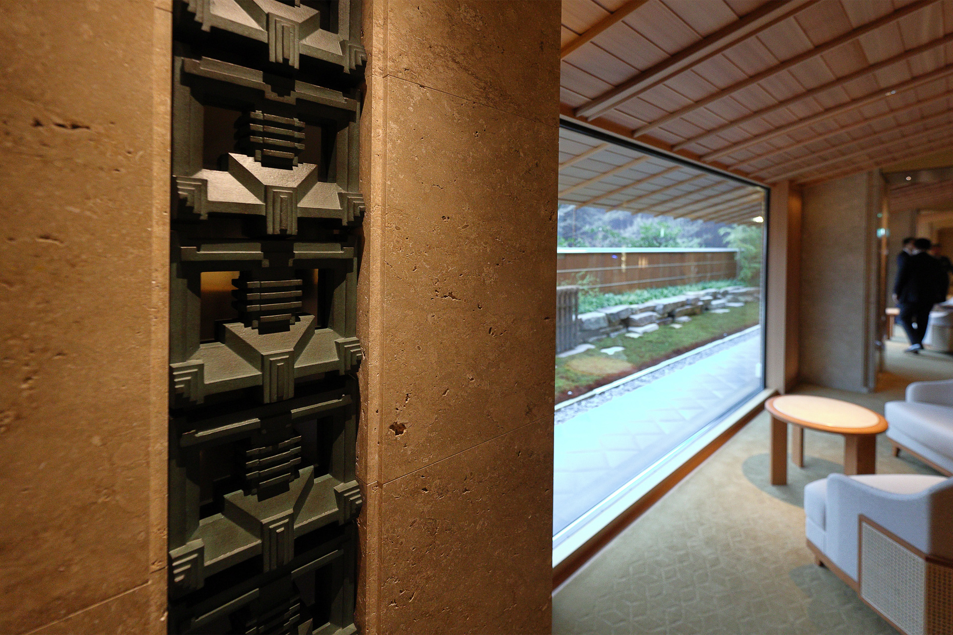 ここが帝国ホテルであることを強調するテラコッタデザインの鋳物