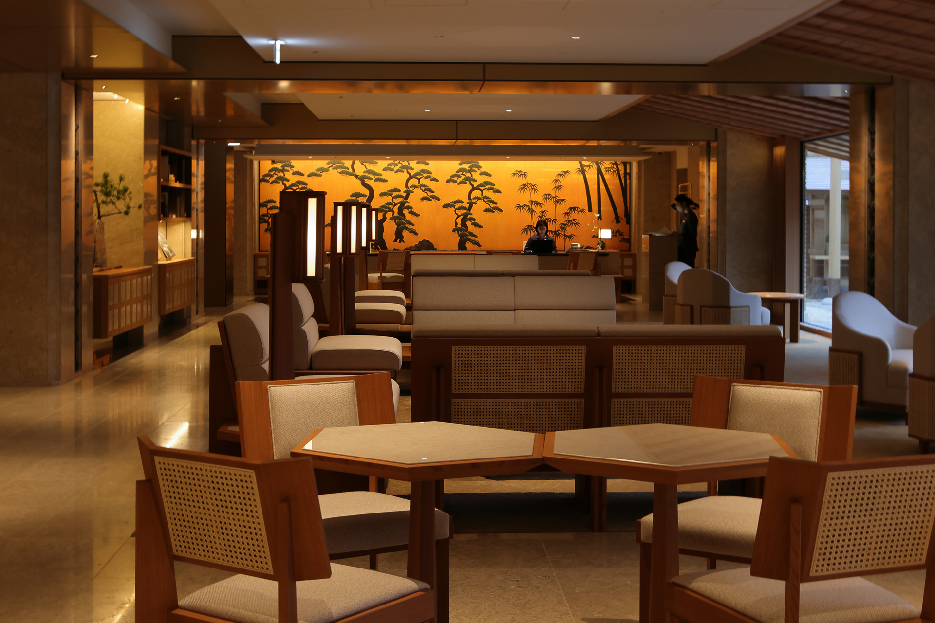 テーブル、チェアなどの家具は多角形のアール・デコ様式のデザインで製作