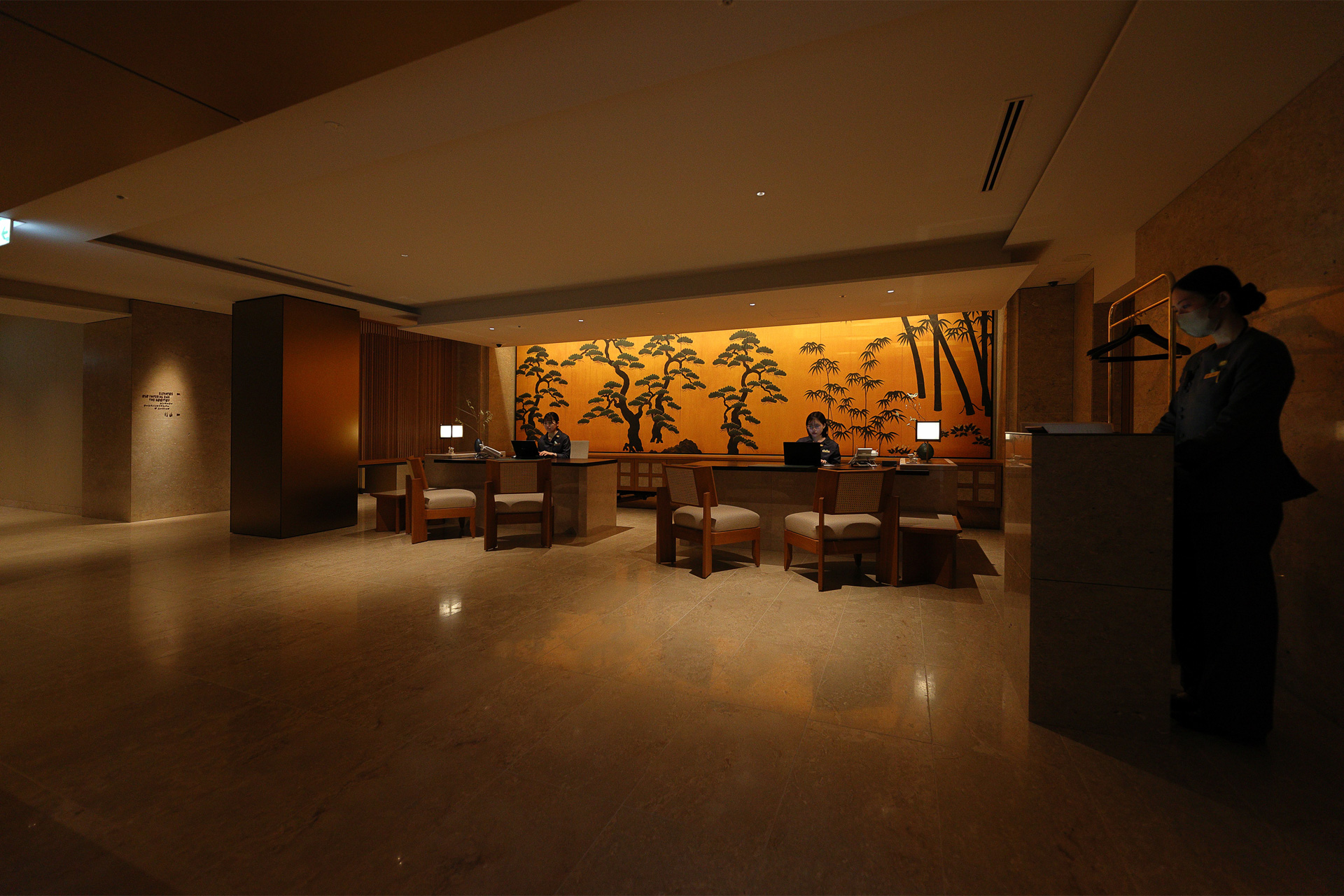 レセプション。天井が低いことでホールに声が響きにくい効果もありそうだ