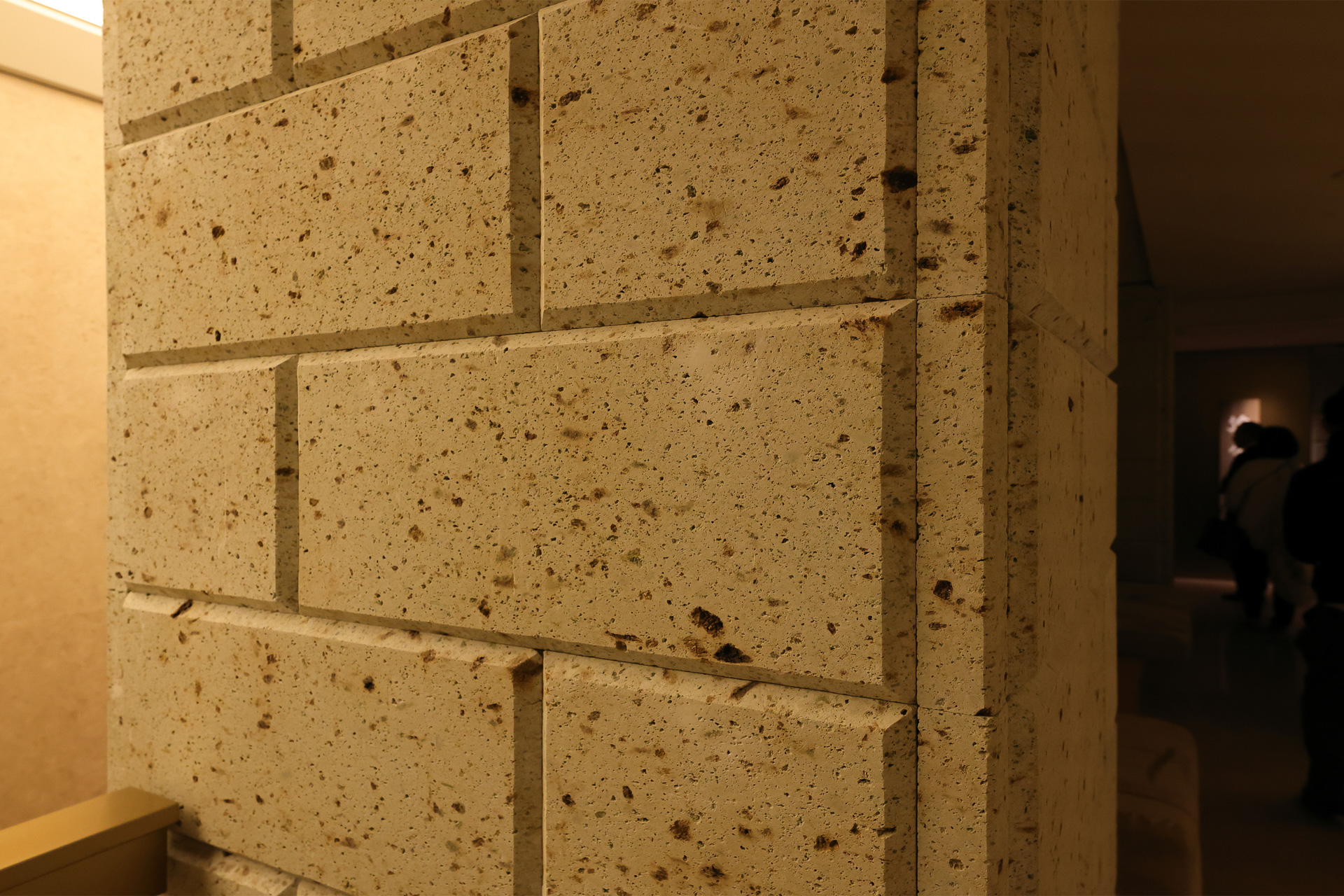 こちらは、見学中に館内廊下で見かけた柱。黄色味がかかった大谷石はライト館の建築と同年代に採石されたことを表わす。なお、現在採石できるものはもっと灰色に近いという