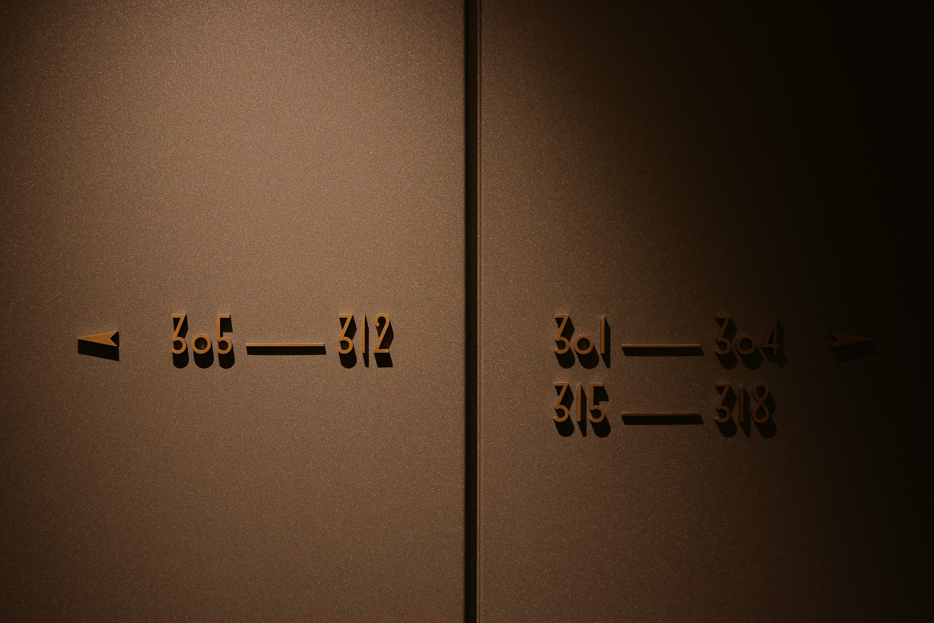 館内エレベーターホール前の客室番号を示した表示。弥栄会館の設計図に手書きされていた特徴的な書体を採用した。設計図に見当たらなかった数字は今回新たに作成したという