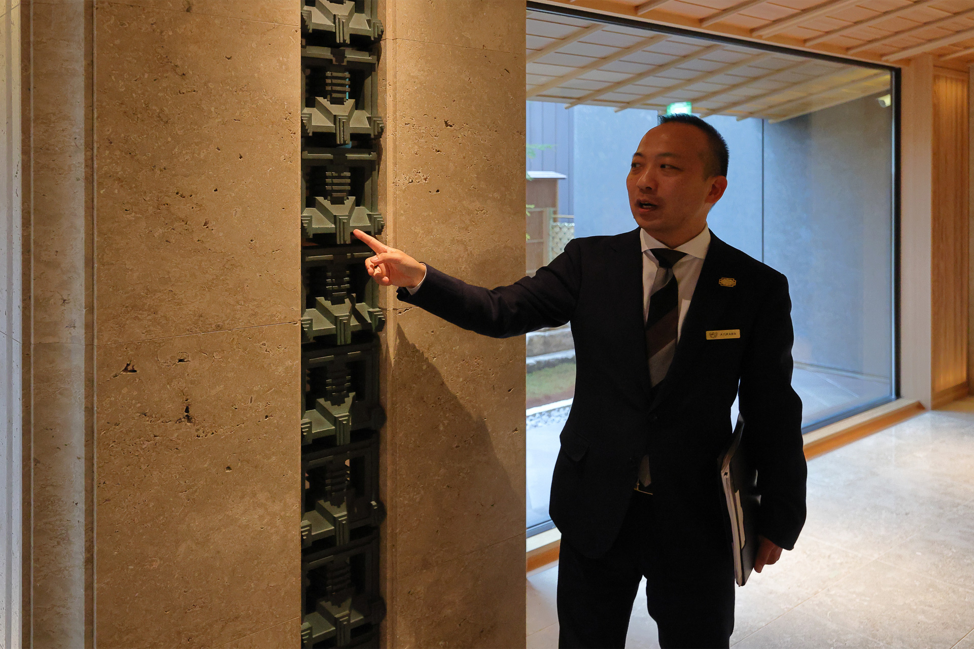 数々のこだわりを説明する帝国ホテル 京都 総支配人室 課長の鮎川啓氏