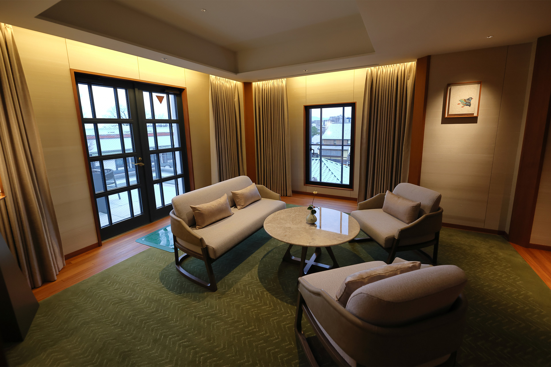 ソファが置かれた一角は、ベッドルームと壁で隔たれているわけではないが個室のような雰囲気。弥栄会館の壁から切り出したというタイルの「鳩」もさりげなく飾られている