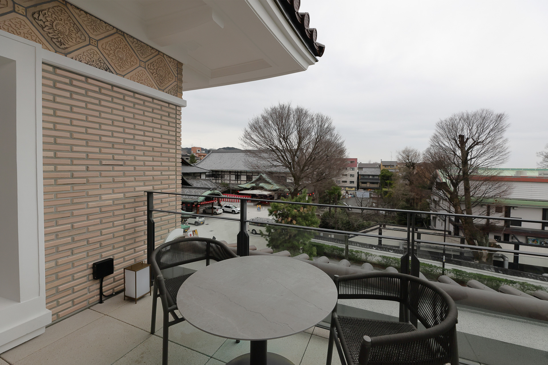 バルコニーは南と西に開けており、歌舞練場が眼前に。壁面のタイル、テラコッタ、銅板の軒瓦など弥栄会館から受け継いだ装飾もつぶさに見られる