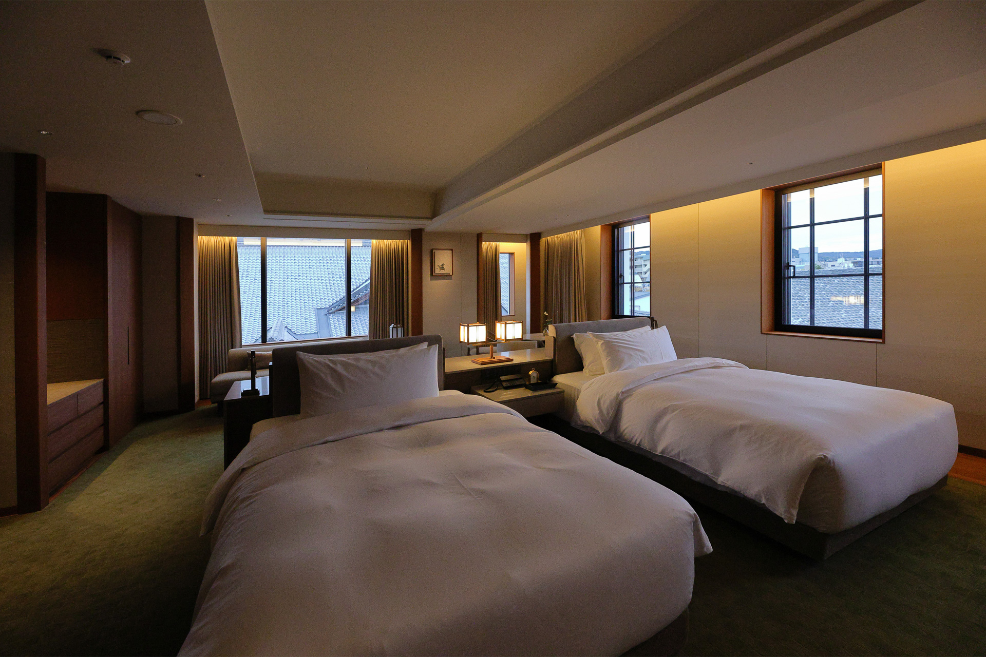 「ヘリテージジュニアスイート」はベッドの奥の窓際にソファスペースを設けている。室内が広く感じられる