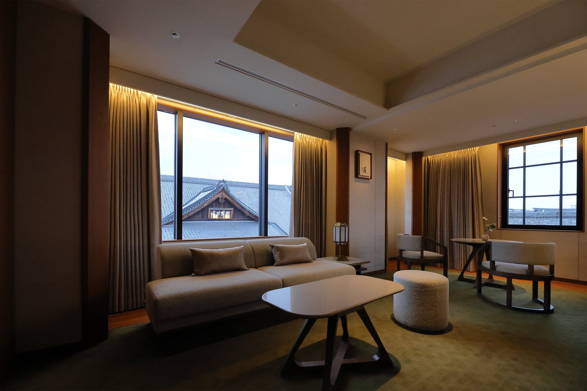 眼前に「歌舞練場」の看板。時間帯によってここに通う芸舞妓の姿も見下ろせるそうだ