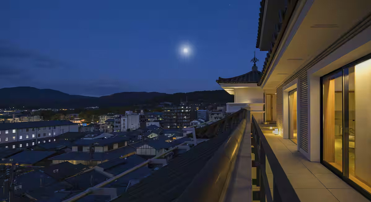 「インペリアルスイート」のテラスからの夜景（提供：帝国ホテル、Photo Masatomo Moriyama）