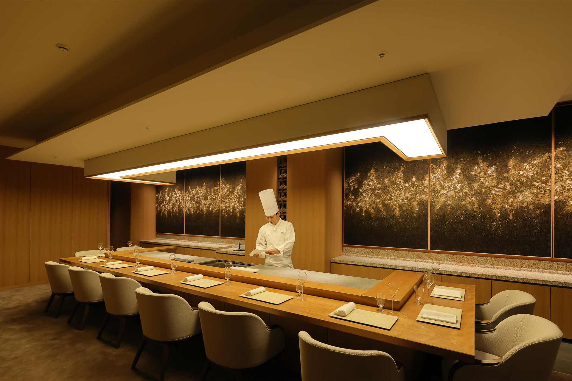 カウンターは料理人との一期一会の舞台だ