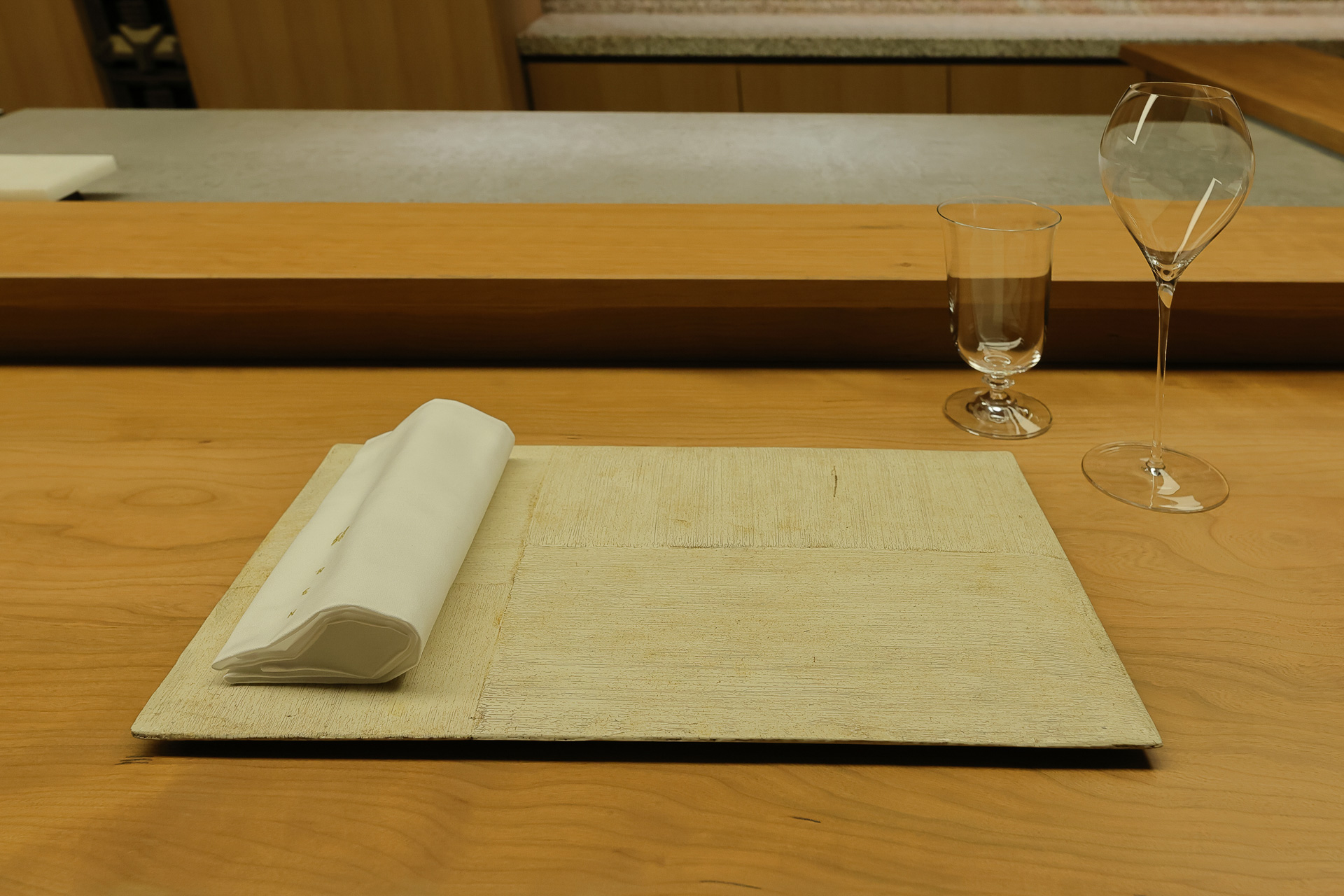 サービングボード……というのだろうか。「錬」専用に特注された陶器だという。食器、ワイングラスも楽しみたい