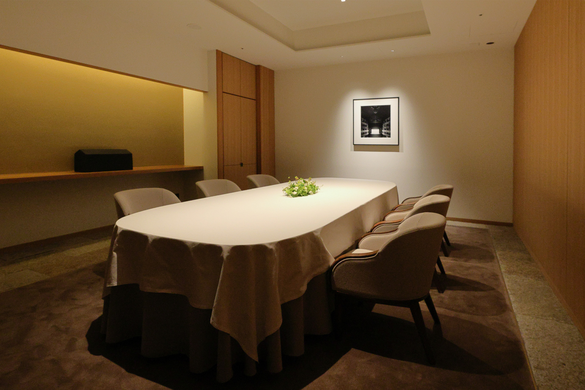 テーブル席は個室で、家族や気のおけない友人同士に最適