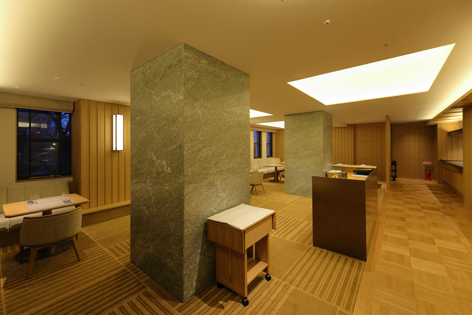 本棟2階レストラン「弥栄」はオールデイダイニング。ブレックファスト、ランチ、ティータイム、ディナーを提供する