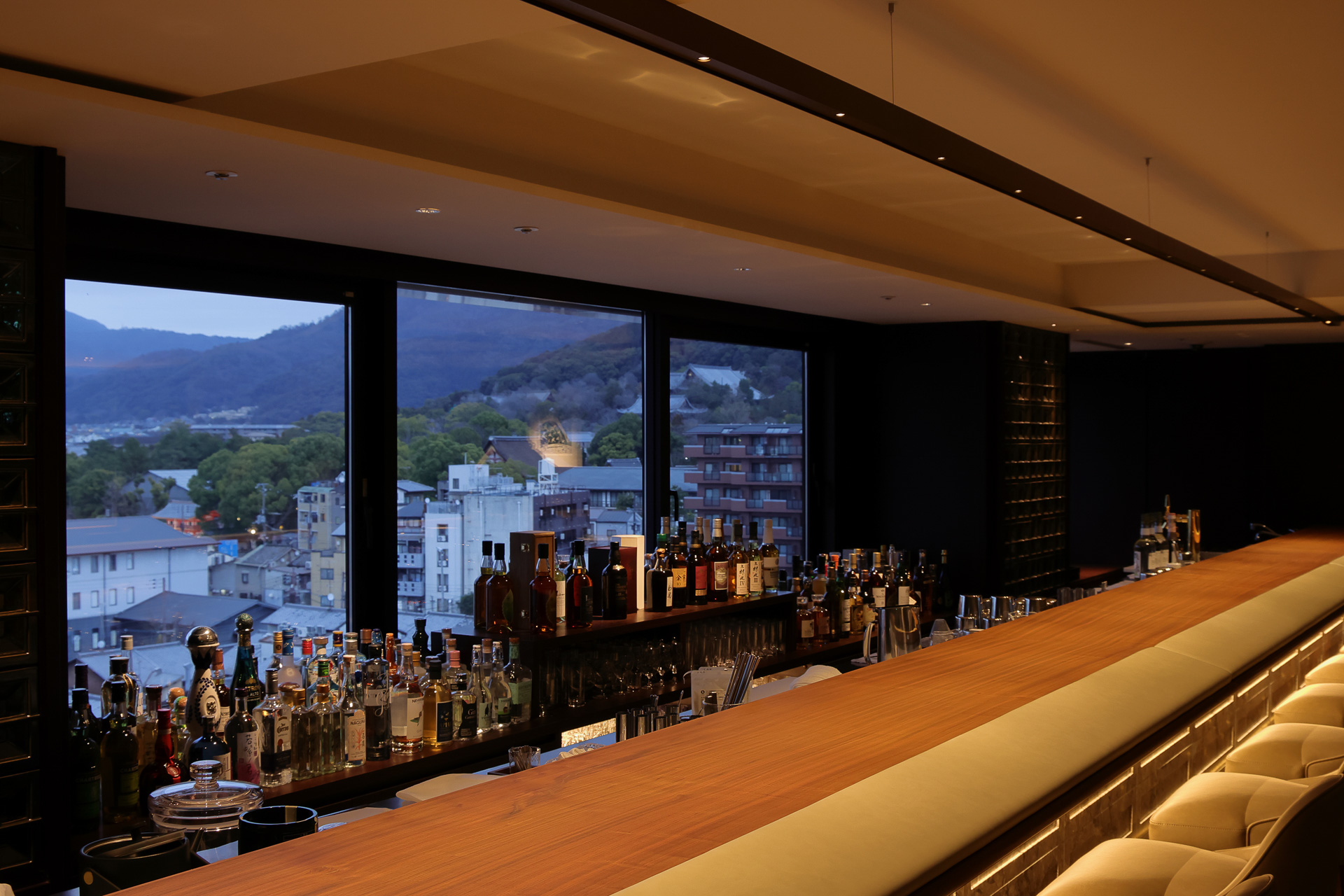 カウンターからは京都の夜景とともに洗練されたバーテンダーの所作も楽しめる