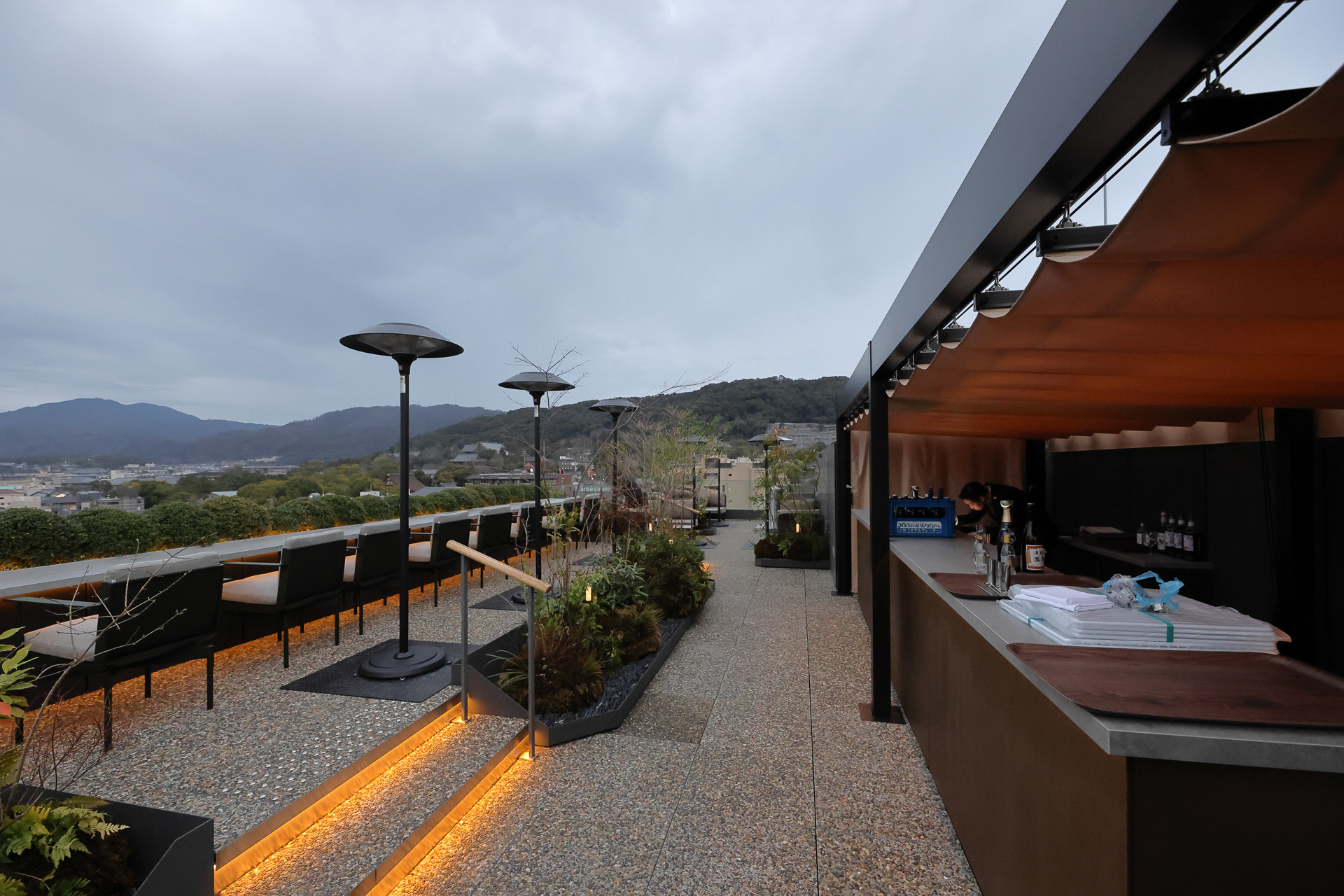 本棟屋上階「ザ ルーフトップ」。カウンター席は北向きで京都の街並を見下ろせる。写真左の山は比叡山
