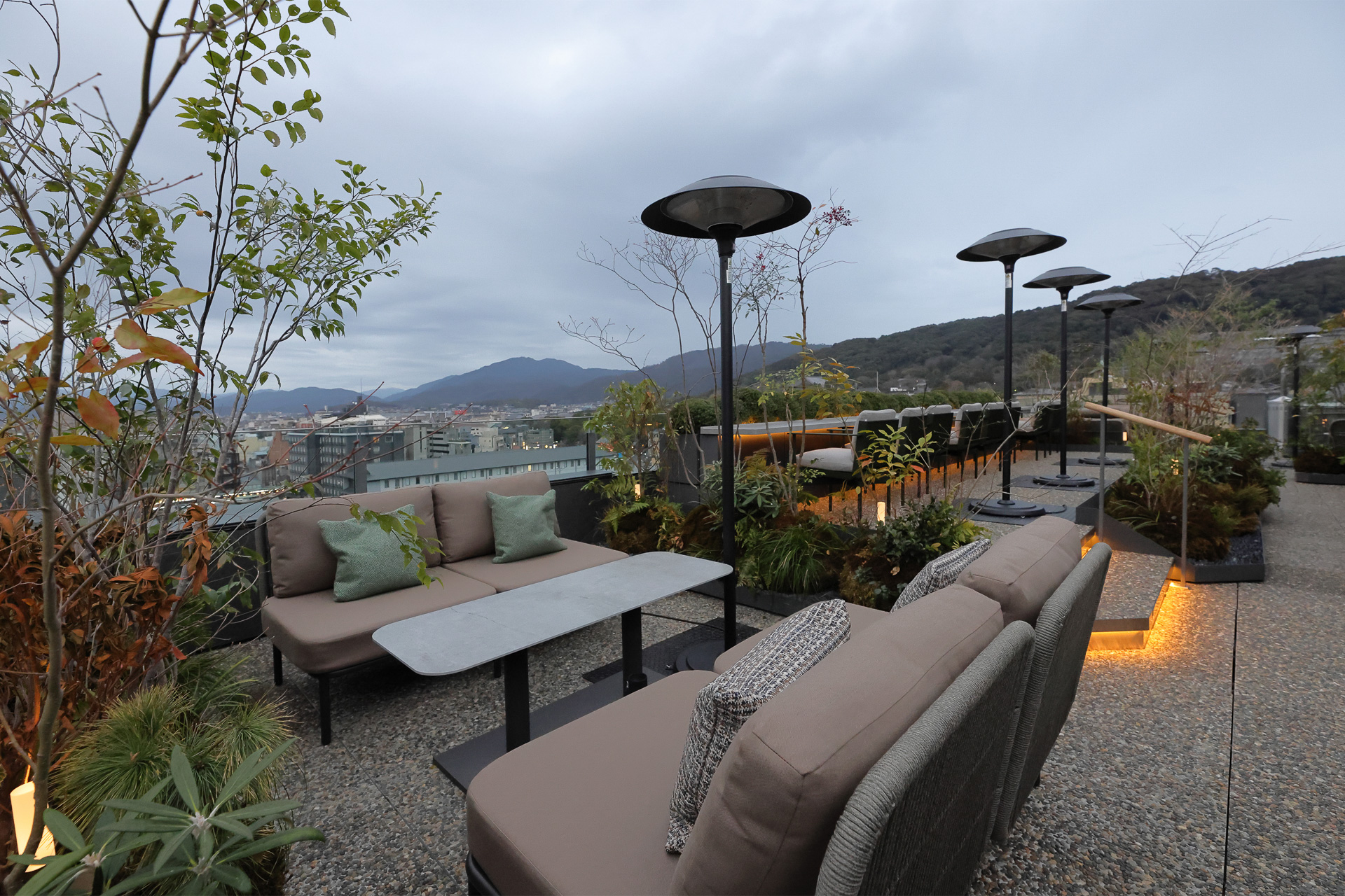 全24席で、取材時はパラソルヒーターを設置していた