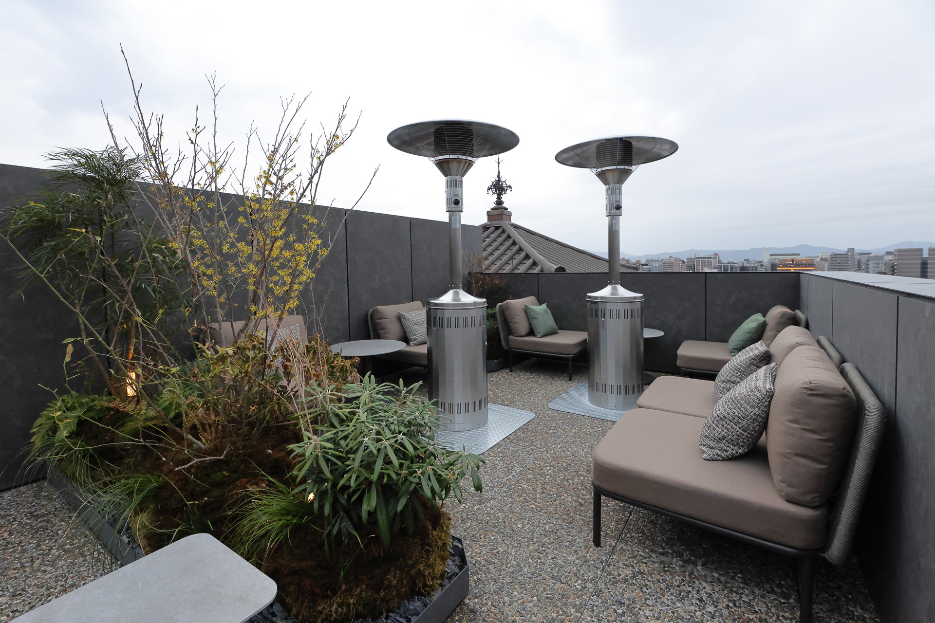 全24席で、取材時はパラソルヒーターを設置していた