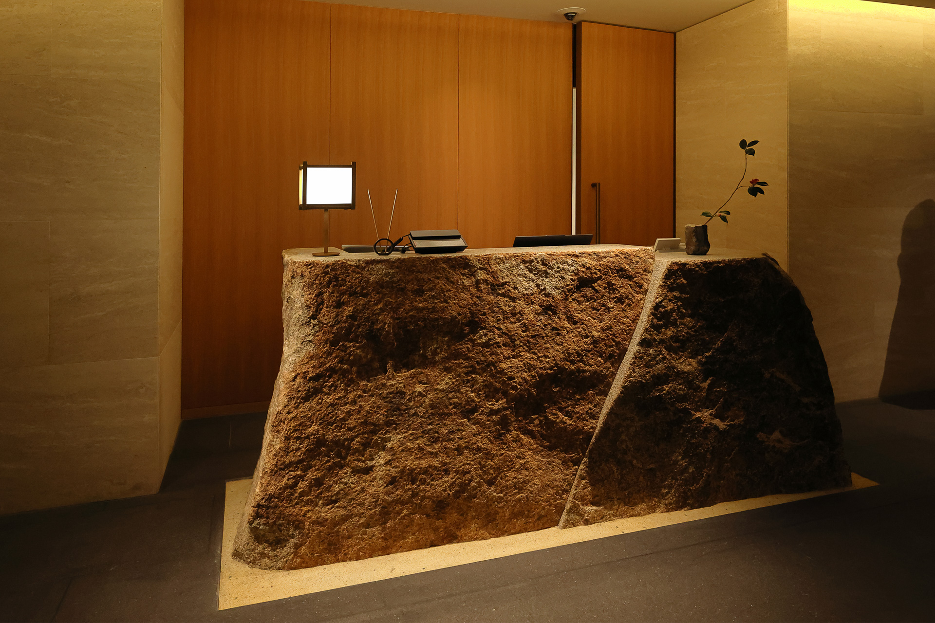 地下1階はウェルネスエリア。受付には巨大な石。特に説明はなかったが、プールの壁面と同じ石材だろうか
