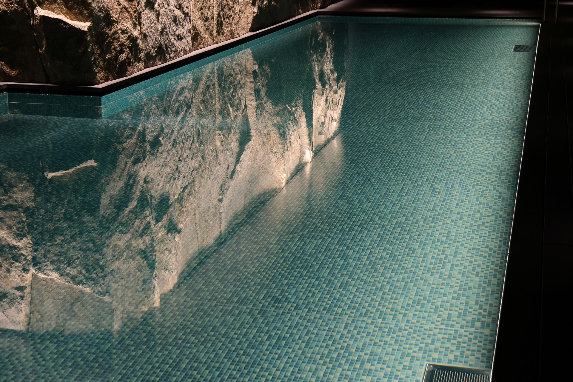 底のタイルも見え方にこだわったもの。タイルを張って水を入れ、また張り替えて水を入れと数度繰り返したそうだ