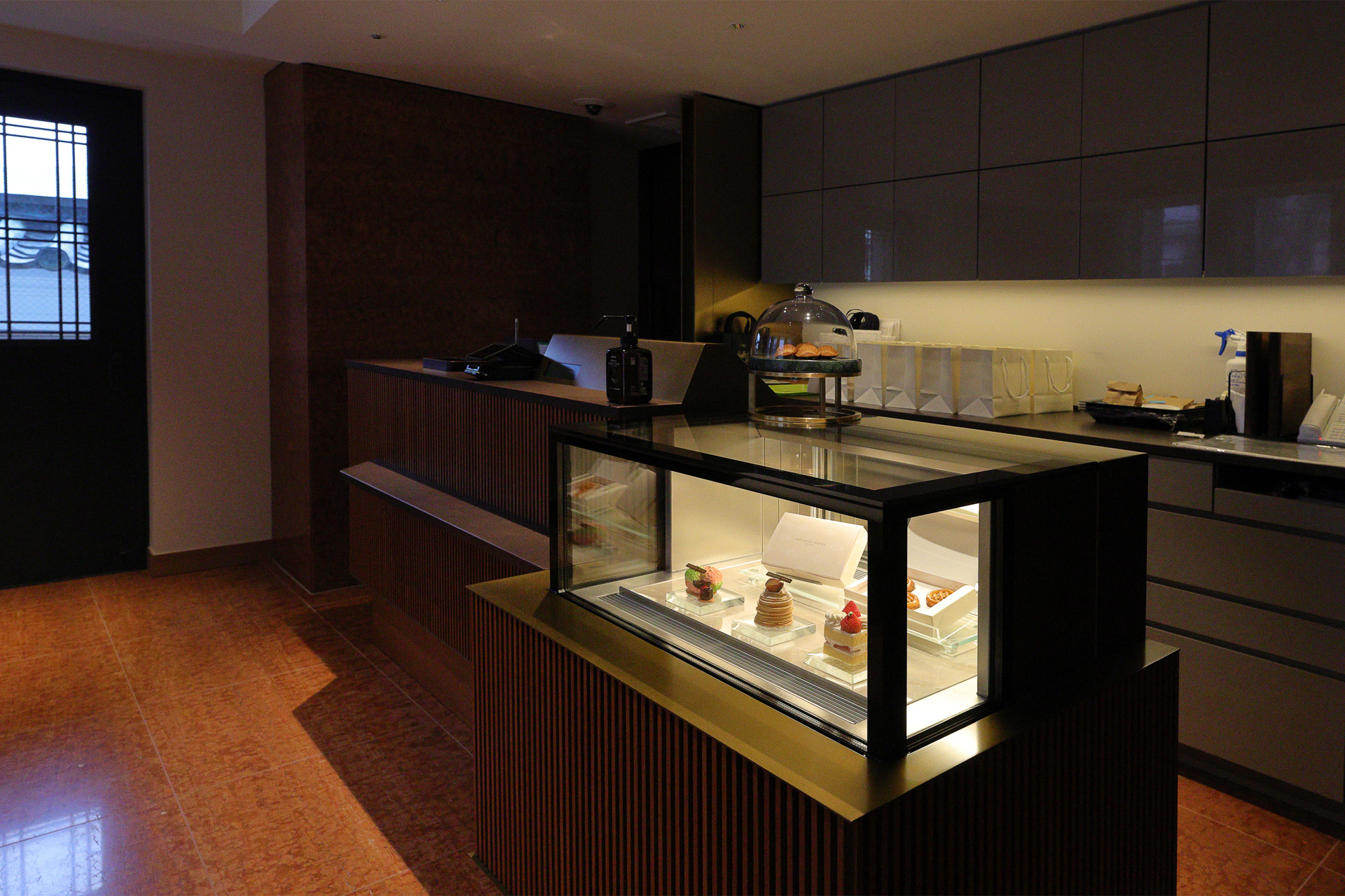 帝国ホテル 東京と同じショートケーキに加え、芸舞妓の持つうちわをモチーフにしたフロマージュ（京都限定）などもラインアップ。帝国ホテル伝統のブルーベリーパイも、芸舞妓が大きく口を開けずに食べられるミニサイズで誕生