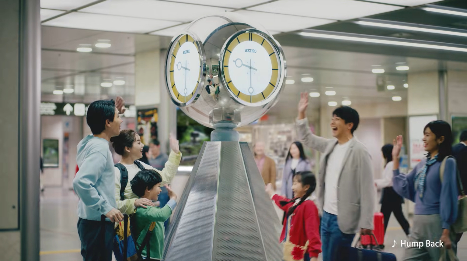 名古屋駅で待ち合わせる家族。温泉を楽しむようだ