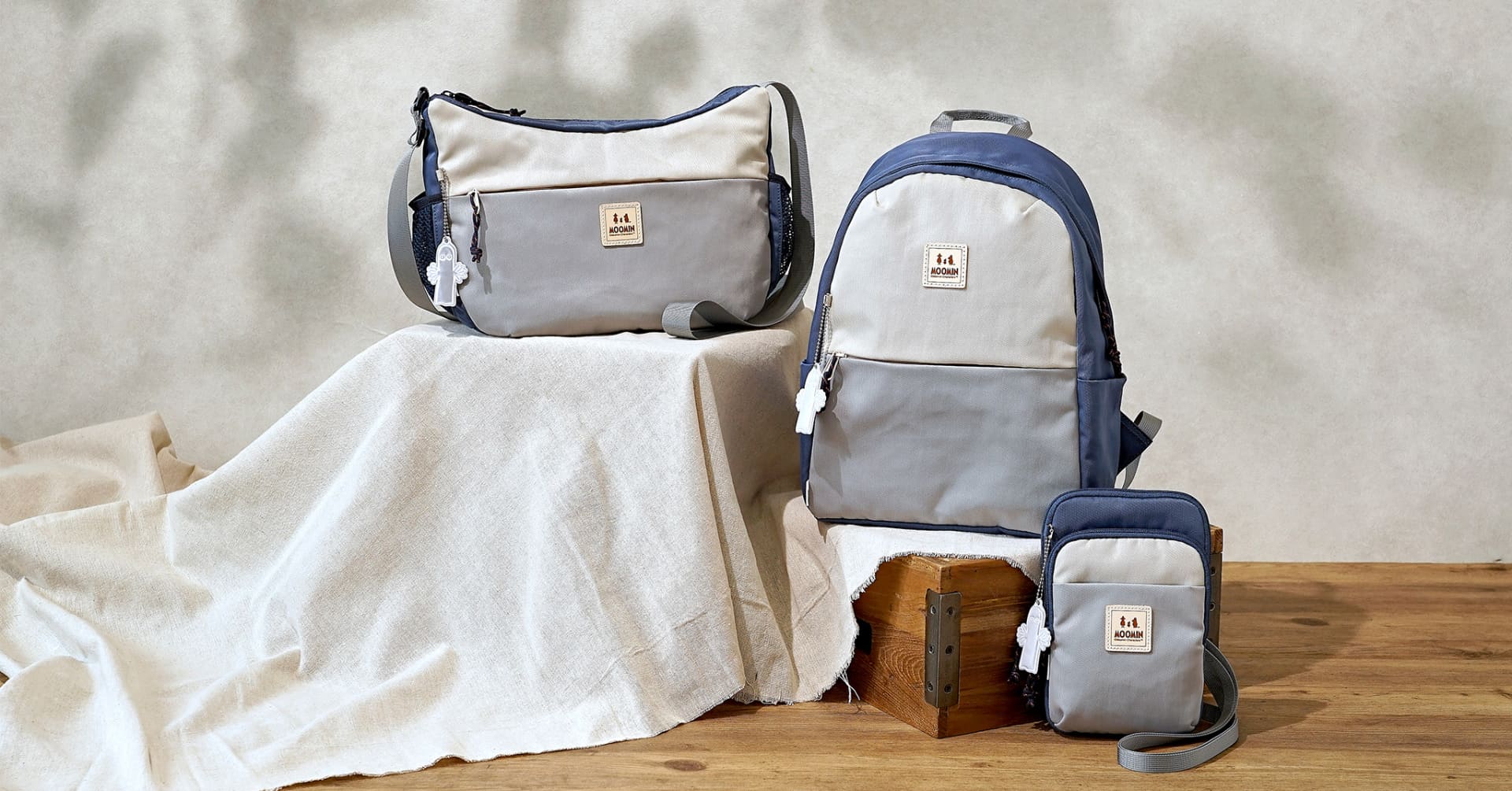 ムーミンのアウトドアテイストな軽撥水加工バッグ発売。大小多様なポケット＆リフレクターチャーム付き
