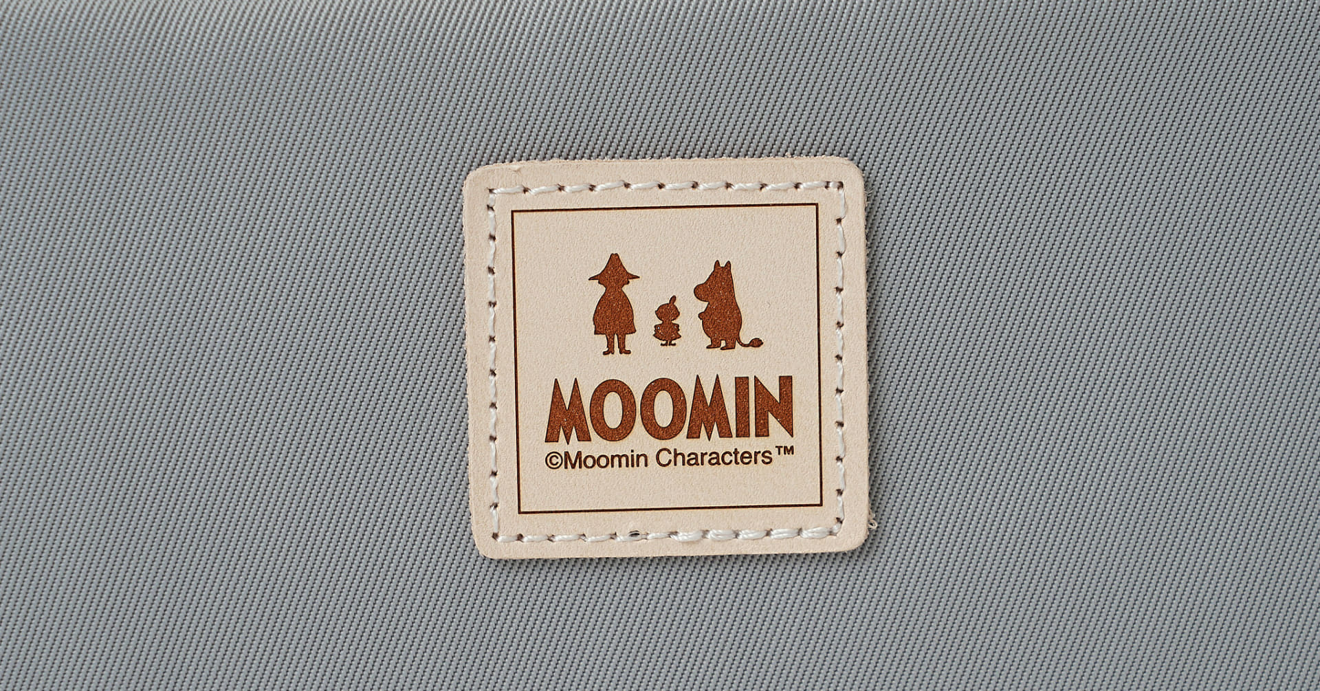 使うほど味が出るヌメ革型押しロゴタグ