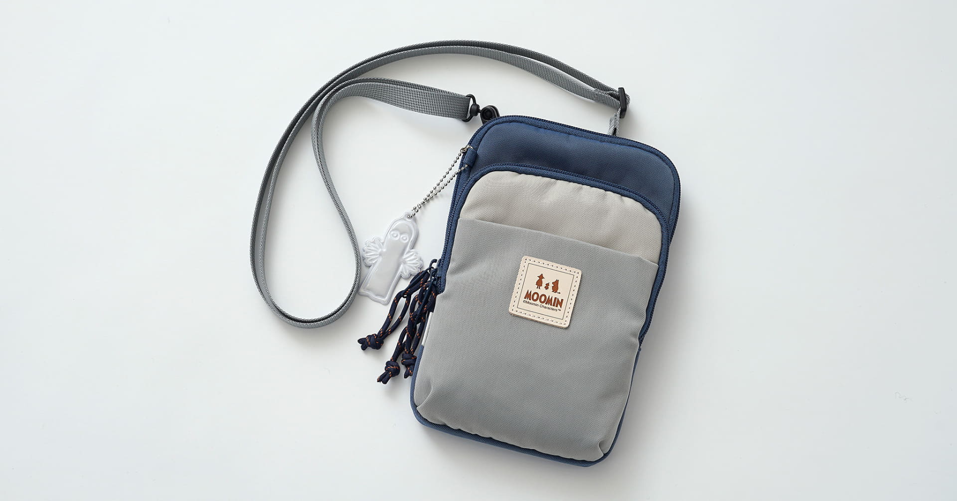 身軽にお出かけできるミニショルダーバッグ。サイズは約13×3×21cm（幅×奥行×高さ）