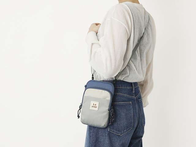 身軽にお出かけできるミニショルダーバッグ。サイズは約13×3×21cm（幅×奥行×高さ）