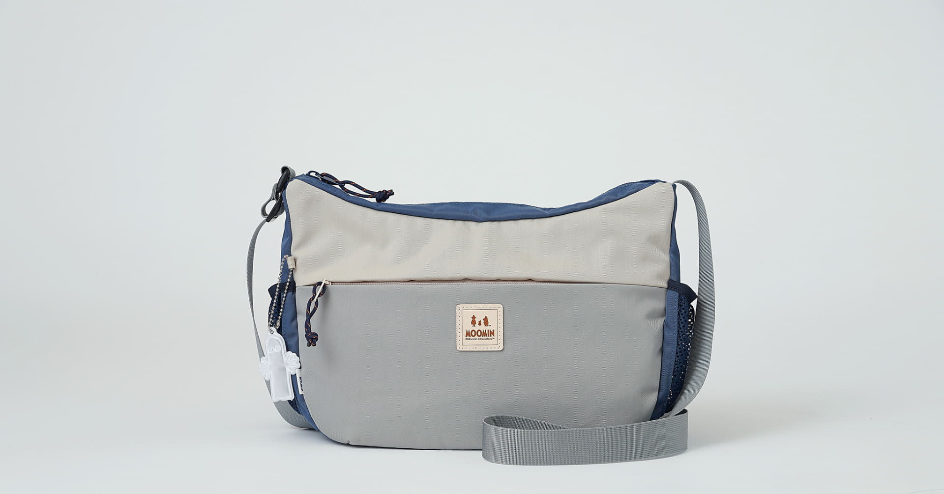 収納力に優れたショルダーバッグ。サイズは約31×11×22cm（幅×奥行×高さ）